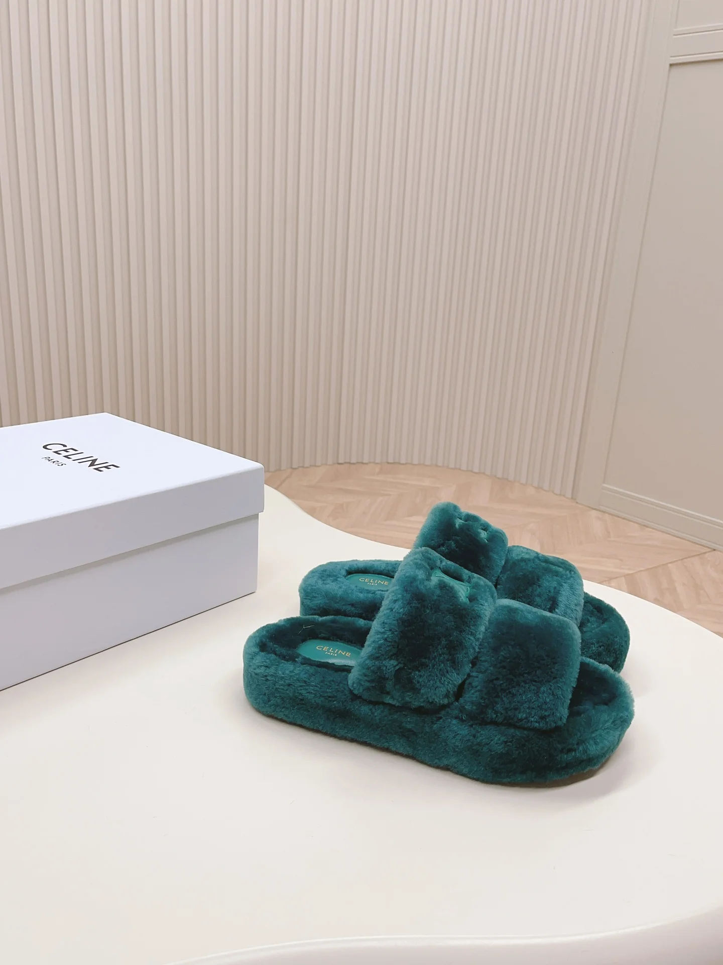 Новинка сезона осень/зима 2023 от Celine - Меховые тапочки - Зеленые