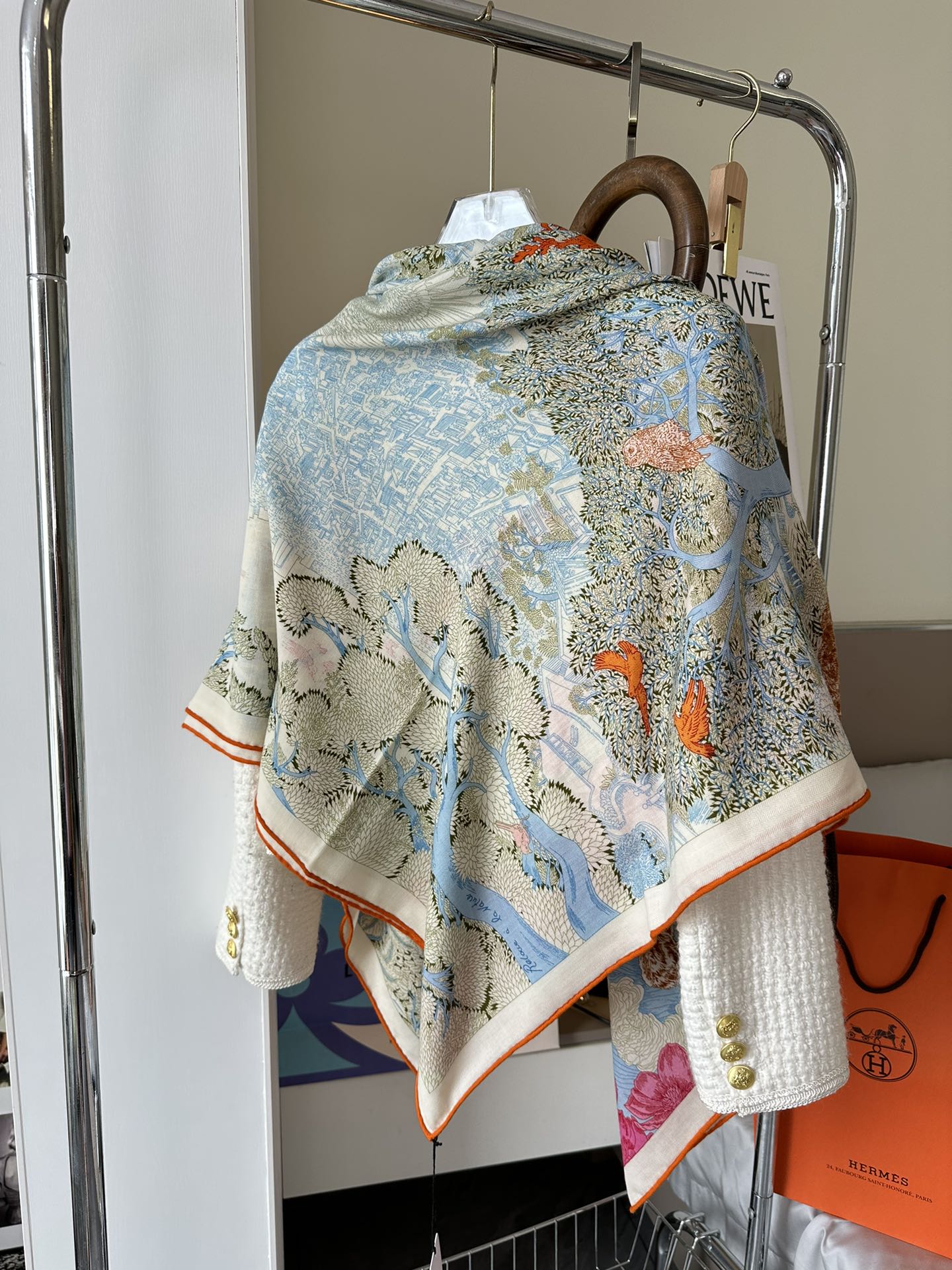 Большой шарф Hermes 2024 с цветочным рисунком — персиково-розовый.