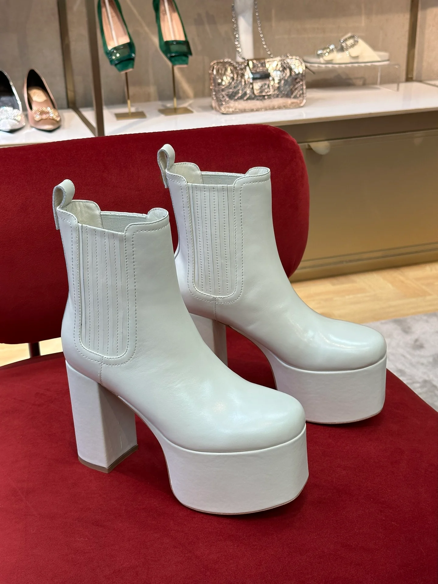 Новинка сезона осень/зима 2022 от Valentino - Ботильоны на высоком каблуке - Белые