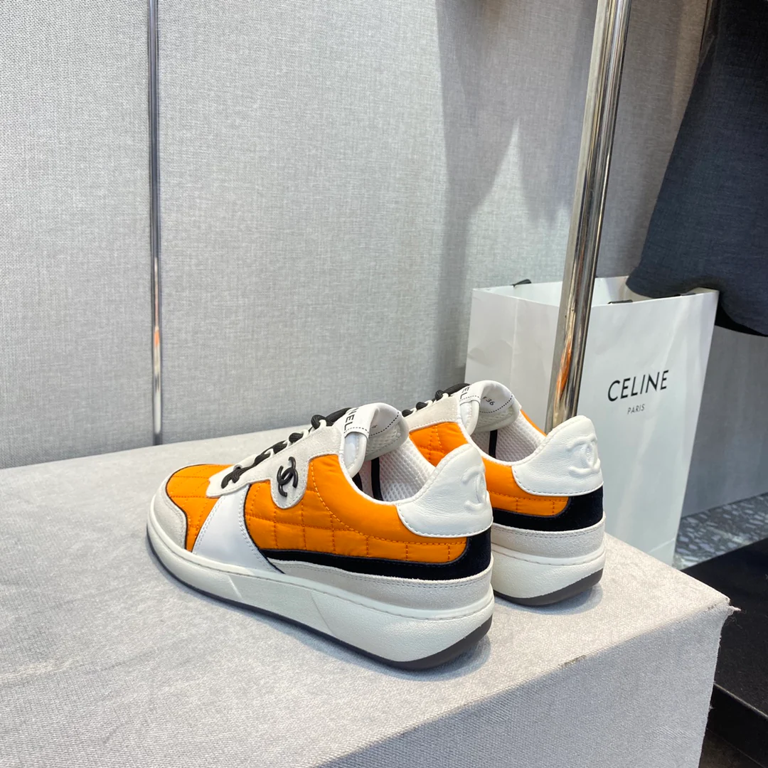 Коллекция Chanel ?Ранняя весна 2023? — повседневные кроссовки со стразами — оранжевые.