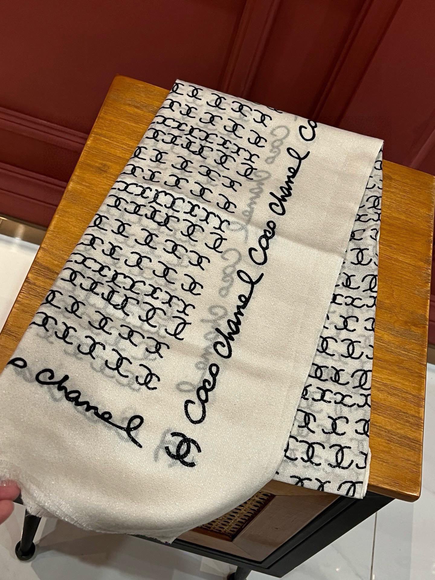 Шарф Chanel 2024 с логотипом по всей поверхности