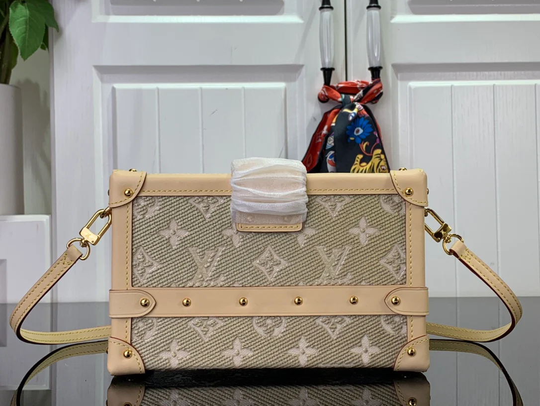 m22882-LV-petite-malle handbag