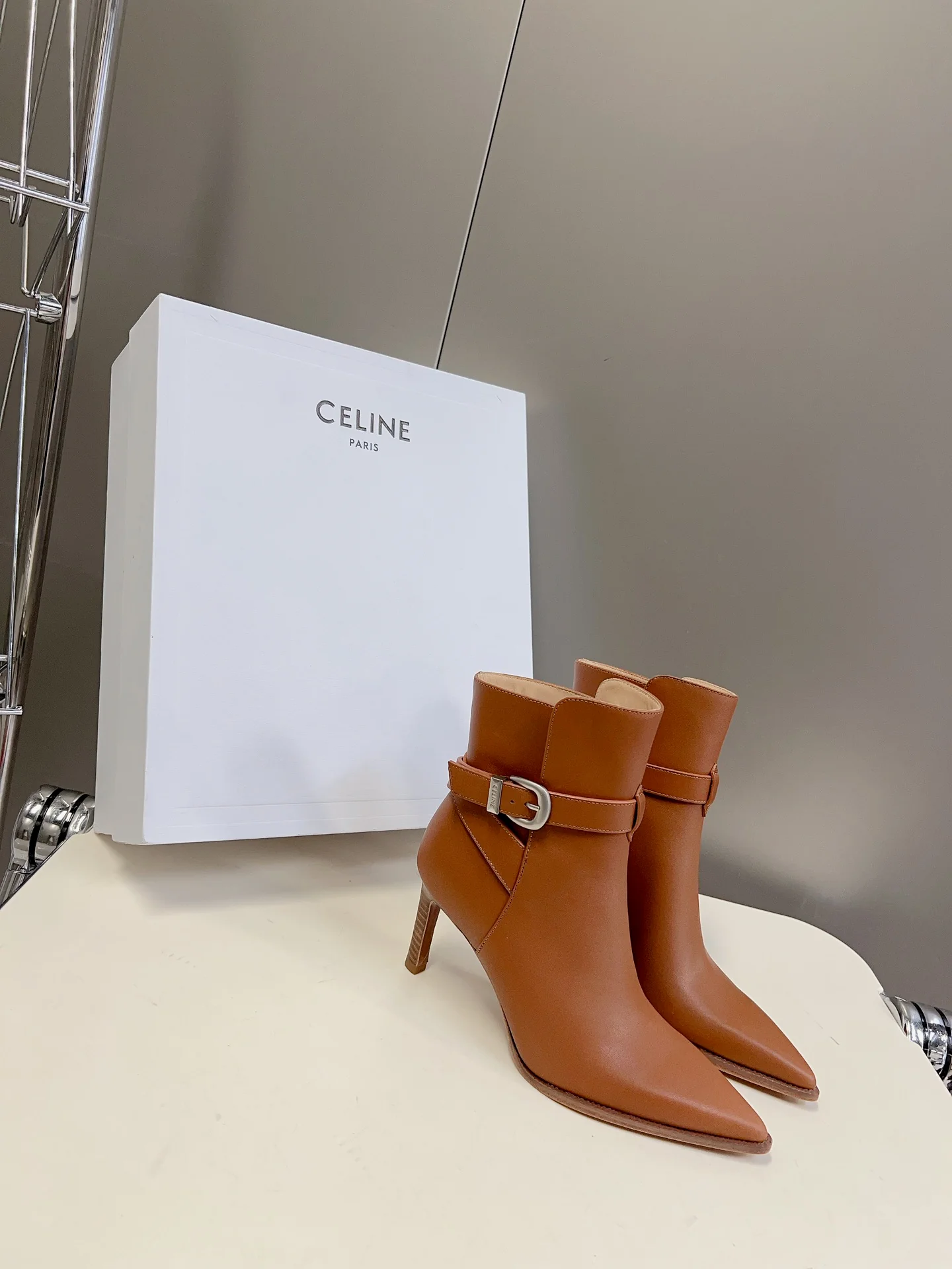 Celine - Новинка начала осени 2023 года - Ботильоны на шпильке с острым носком