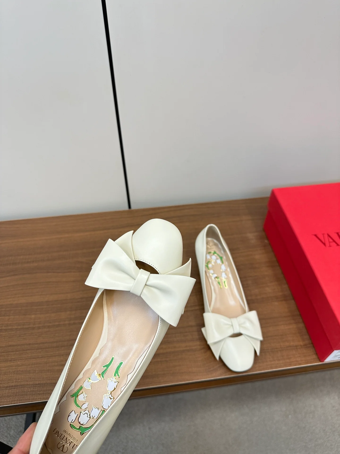 Туфли-бабочки Valentino 2024 - белые