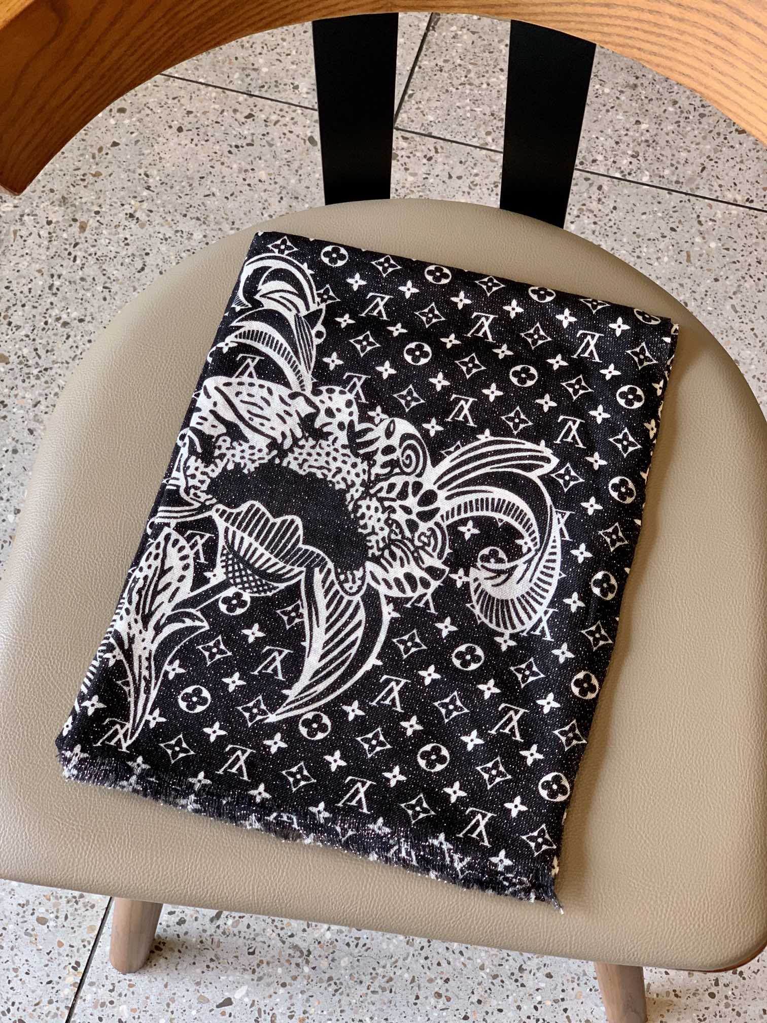 LV - Длинный шарф с серебряной нитью и новым 3D-узором.