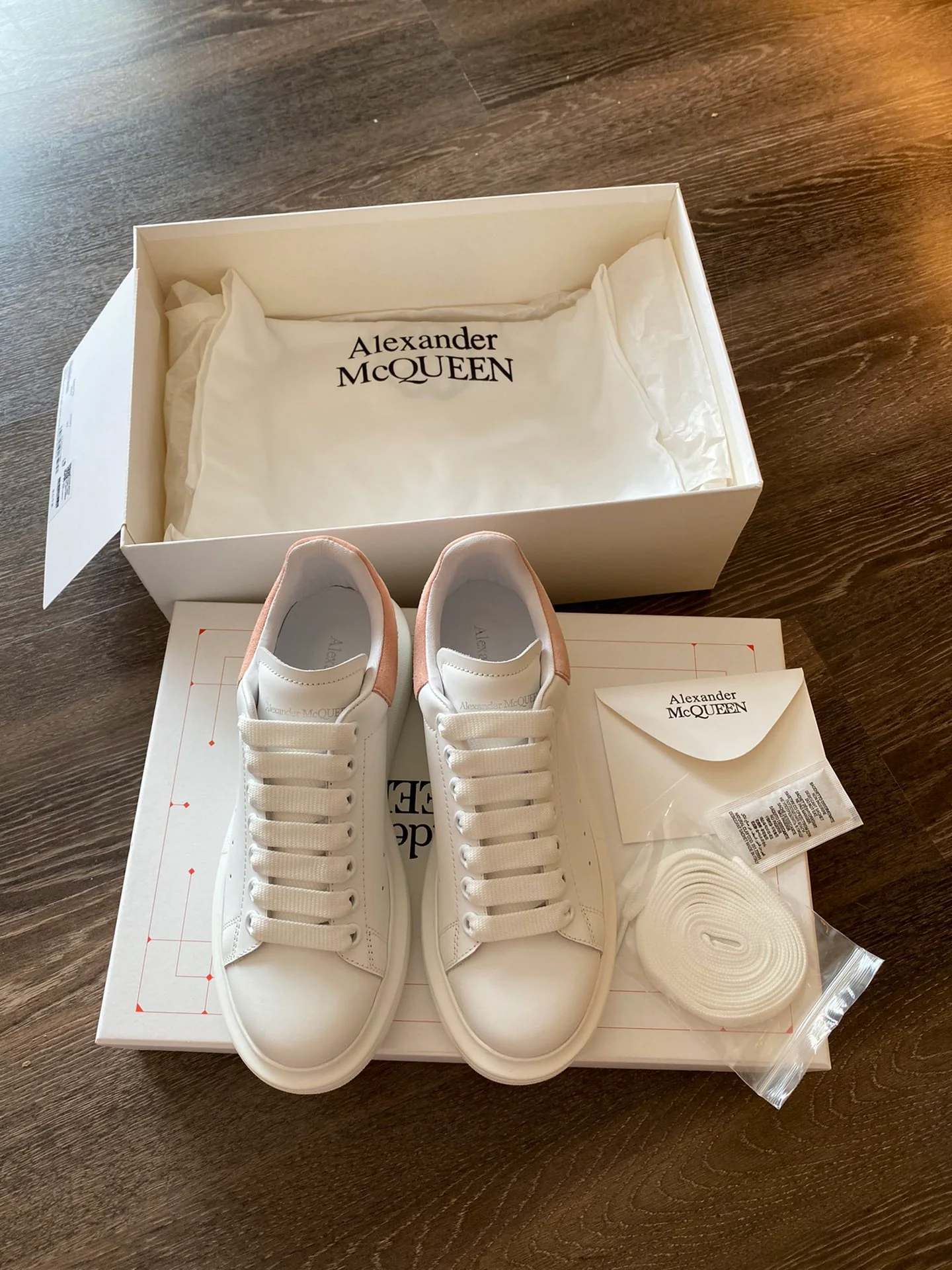 Классические белые кроссовки McQueen с замшевой подошвой и светло-розовым каблуком