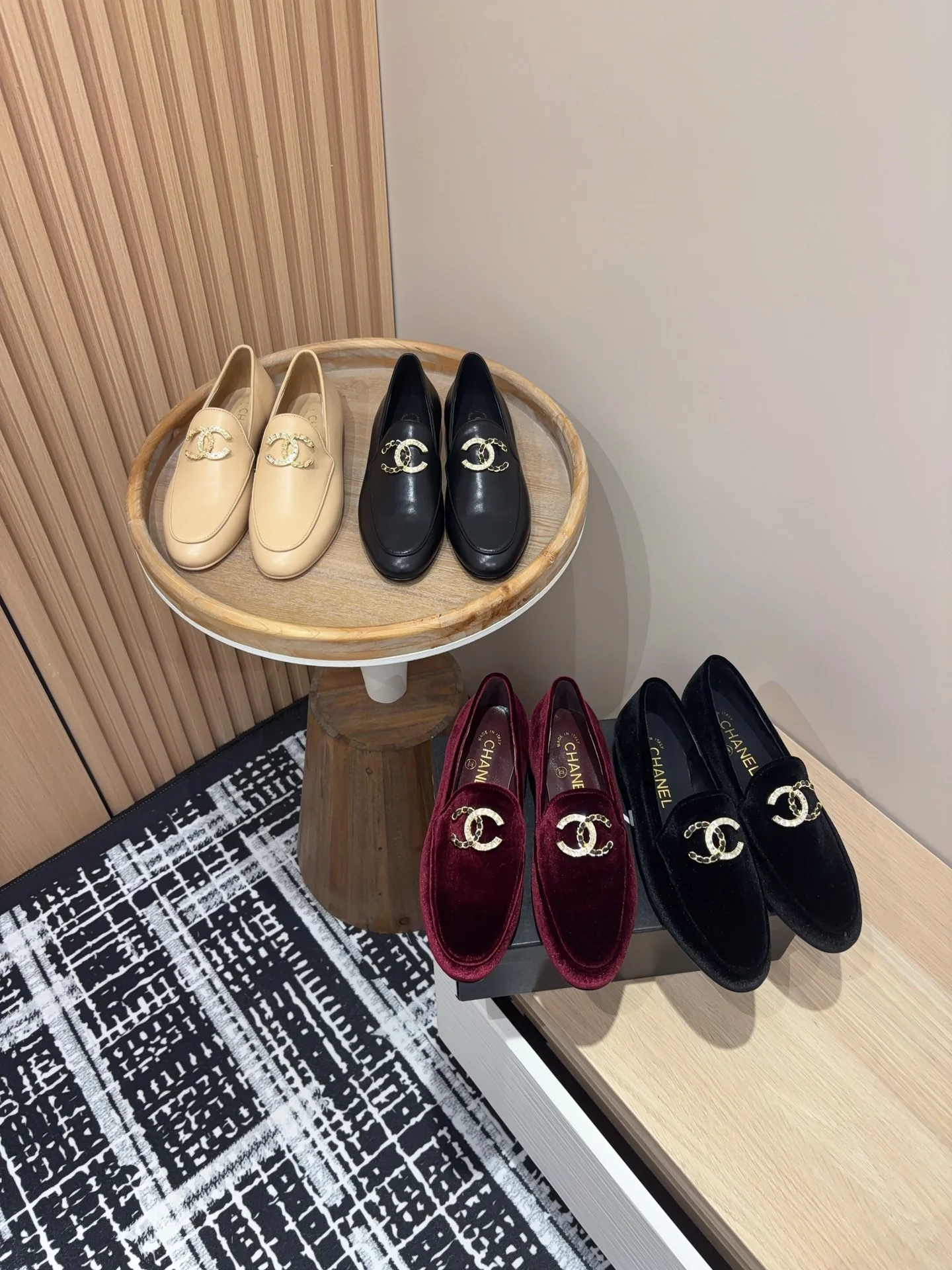 Лоферы Chanel с логотипом 2024 года - изображение из коллекции