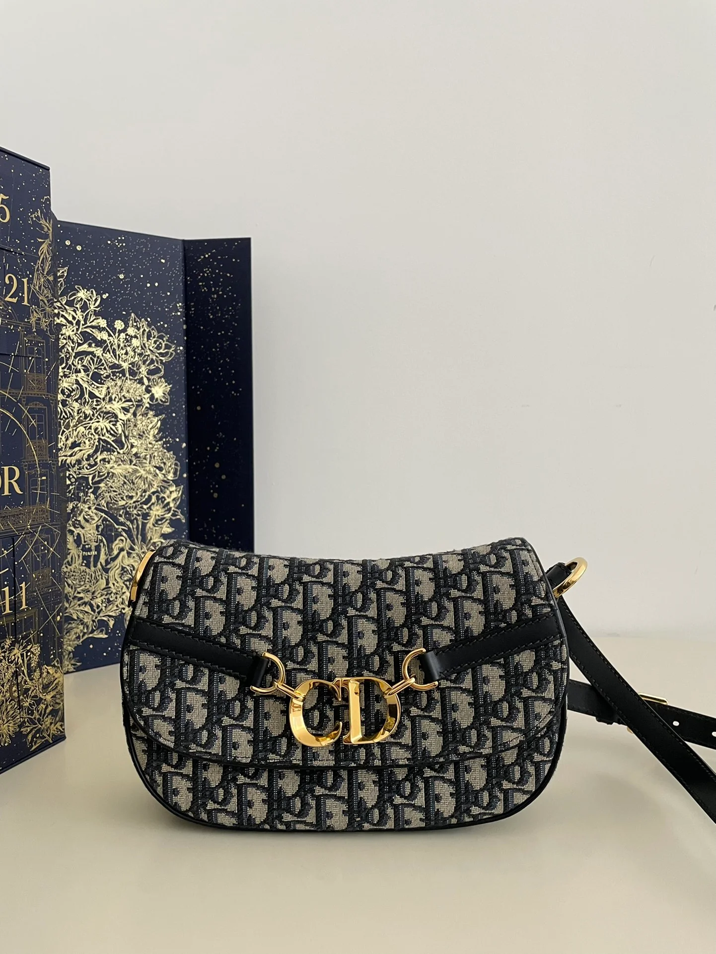 Новинка сезона весна/лето 2024 от Dior - Коллекция Besace - Сумка через плечо - Синий холст