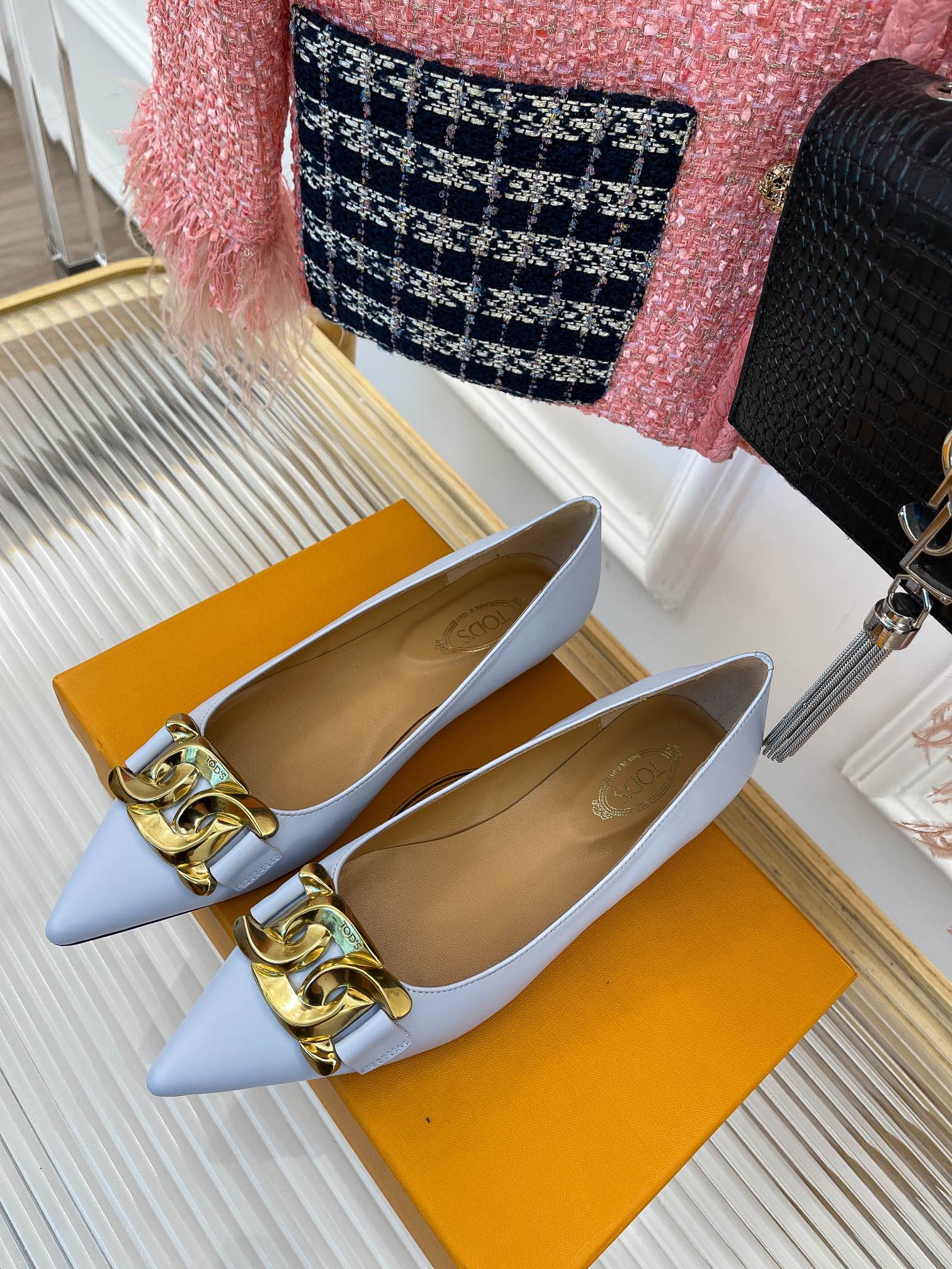 Весенняя коллекция Tods 2023 - Классические балетки с острым носком и металлическим кольцом