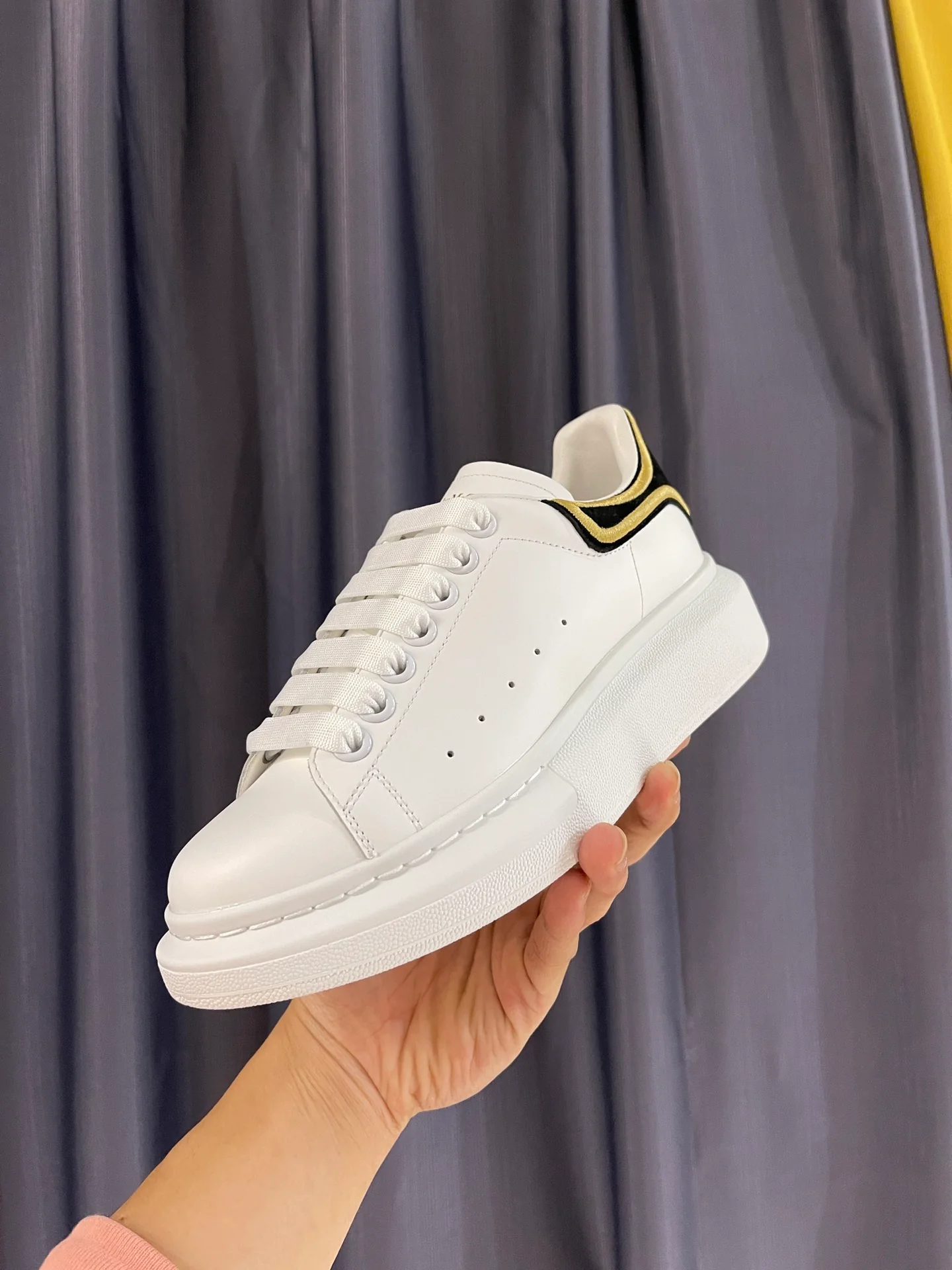 Классические белые кроссовки McQueen - унисекс - черный бархат - каблук с золотой вышивкой - премиум-издание