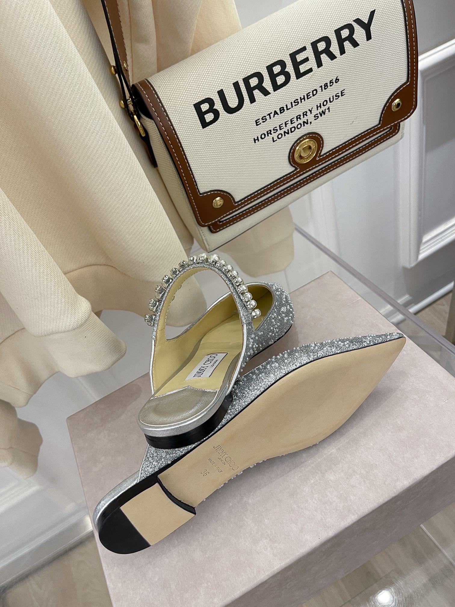 Сандалии на низком каблуке с цепочкой и жемчужной отделкой от Jimmy Pearl - 1