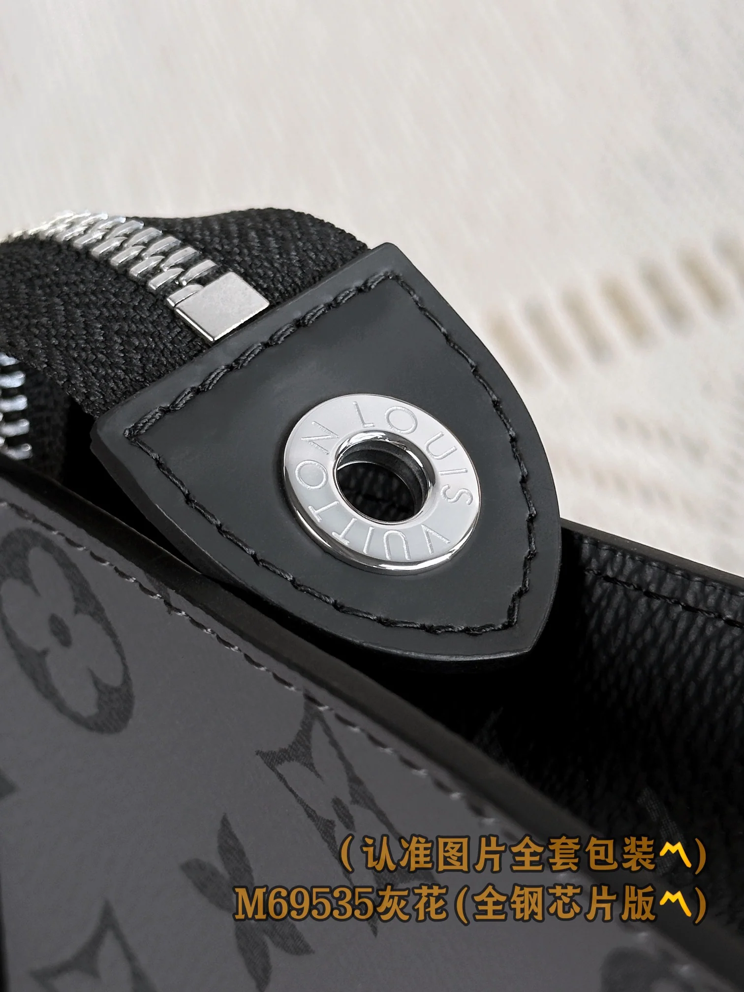 LV-m69535-pochette-voyage-mm-large сумка-серая с монограммой