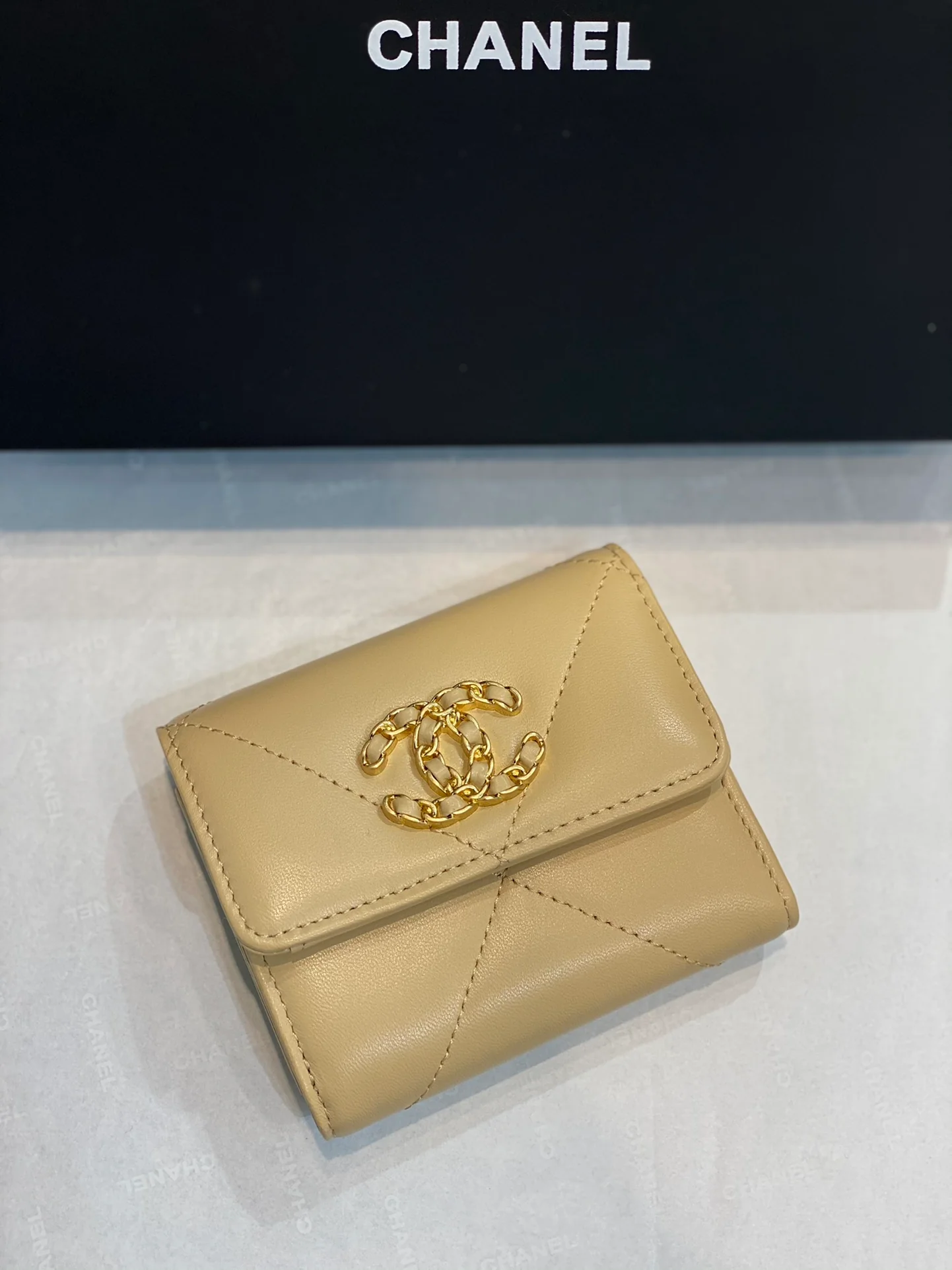 Chanel-19系列 三折钱包 黄色