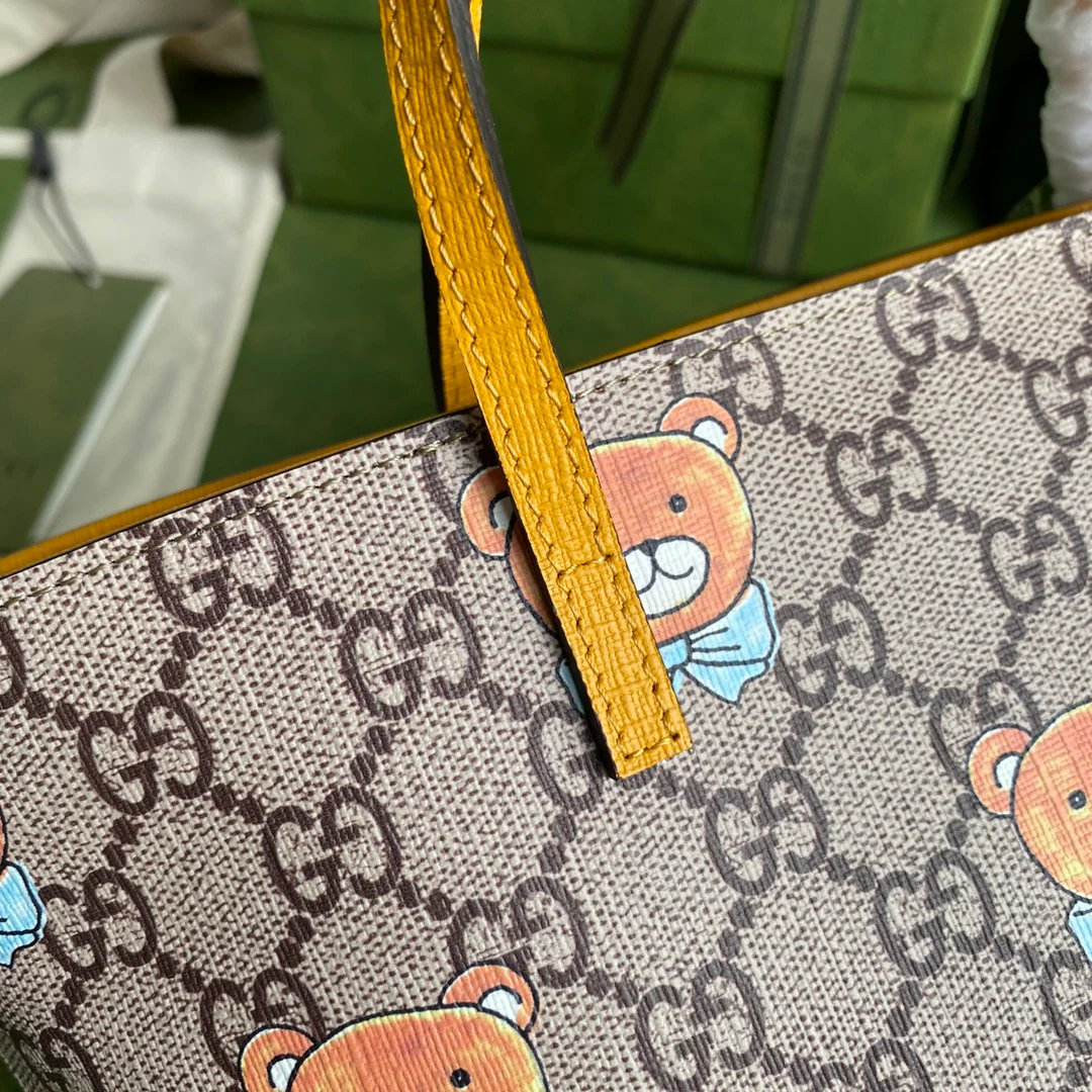 Сумка-шоппер Gucci в виде плюшевого медведя.