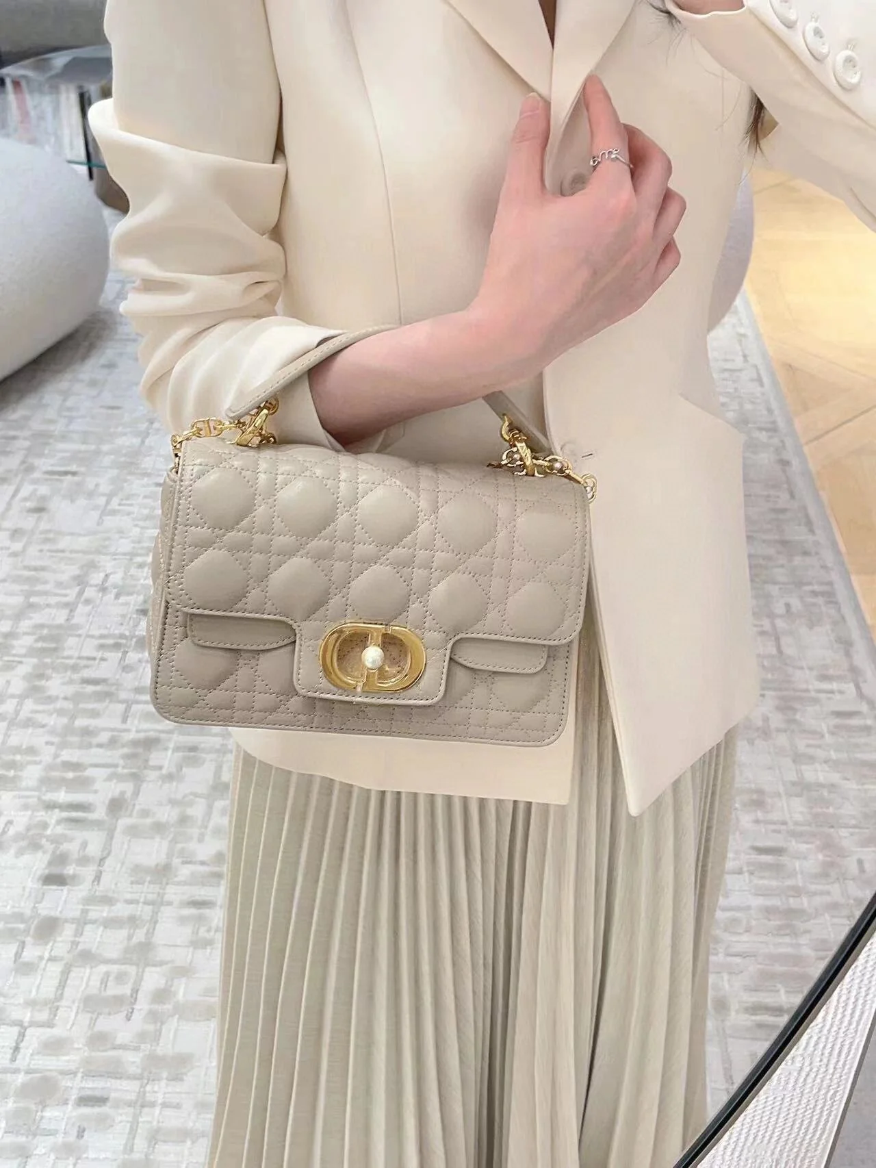 Сумка Dior Jolie из серии с жемчужной цепочкой, абрикосового цвета, среднего размера.