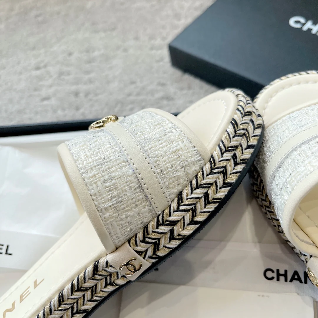 Новинка сезона весна/лето 2023 от Chanel - плетеные тапочки из веревки - белые.