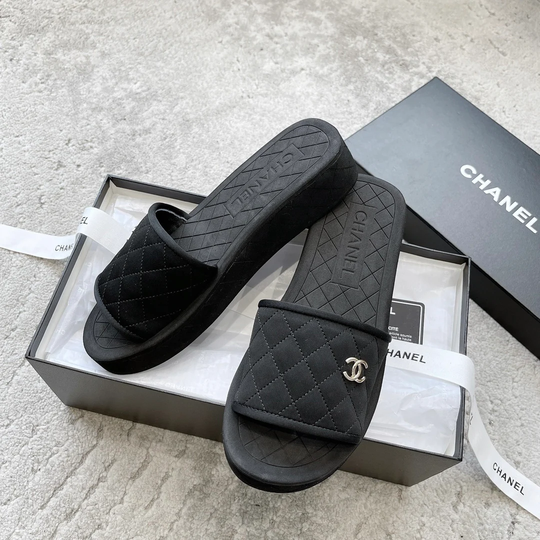 Новинка сезона весна/лето 2023 от Chanel - кожаные тапочки из овечьей кожи - черные.