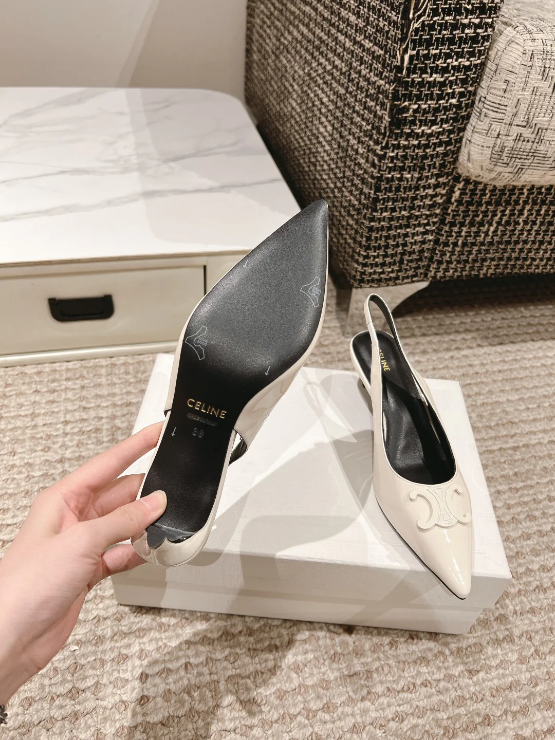 Босоножки Celine на тонком каблуке с острым носком - белые