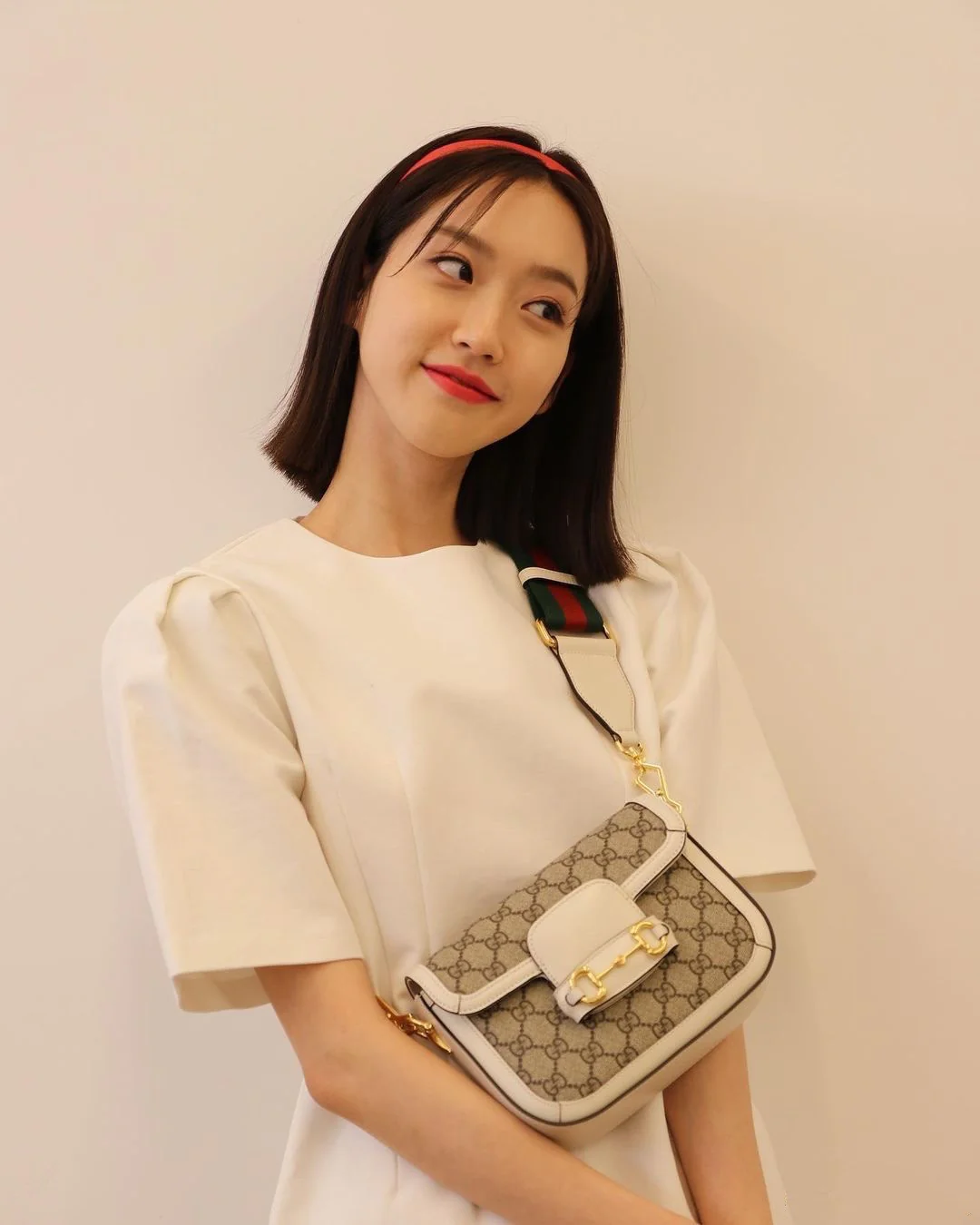 Сумка-седло Gucci 1955 Horsesnap — фотографии, демонстрирующие её ношение.