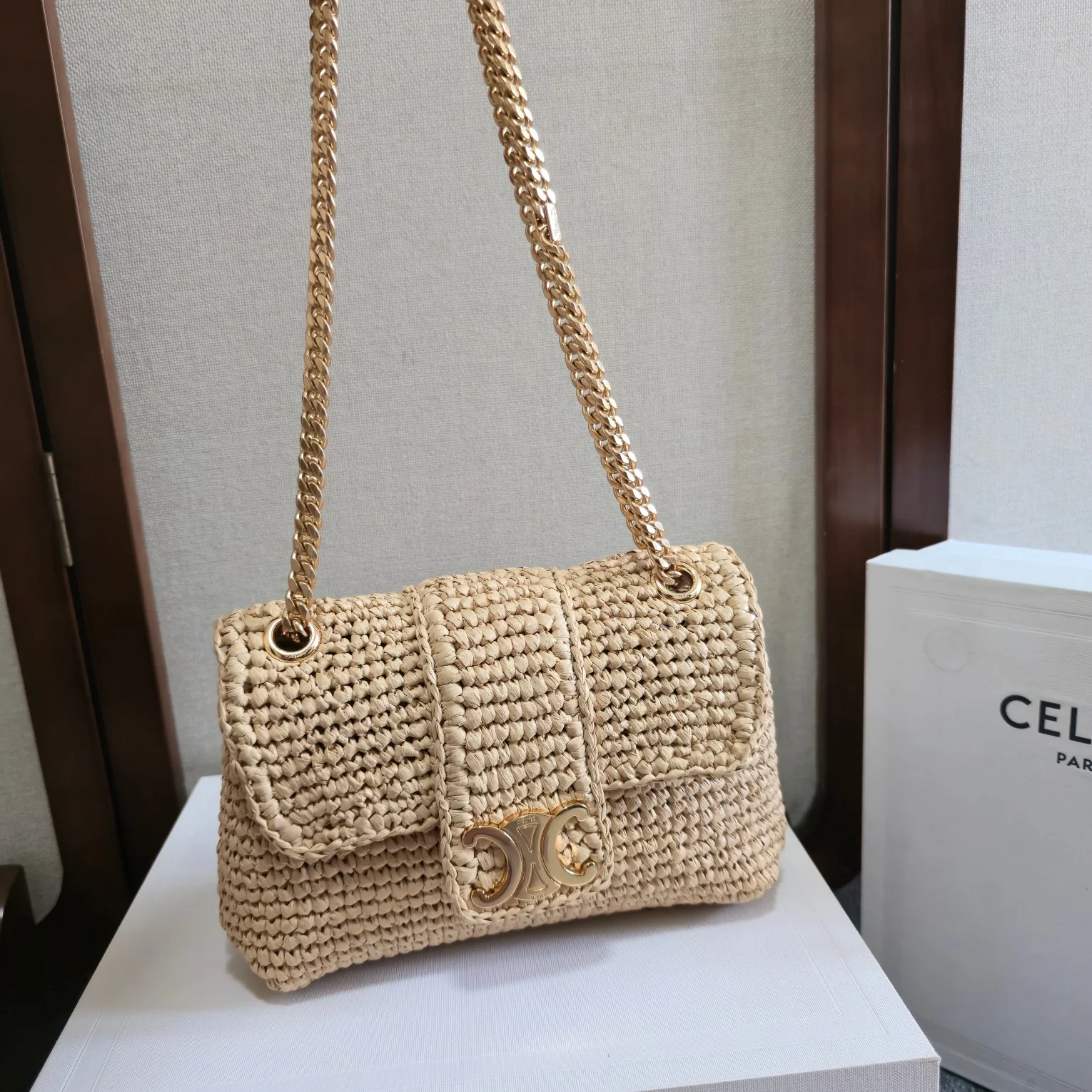 Сумка Celine Teen Victory с плетеной цепочкой, маленькая, бежевая.