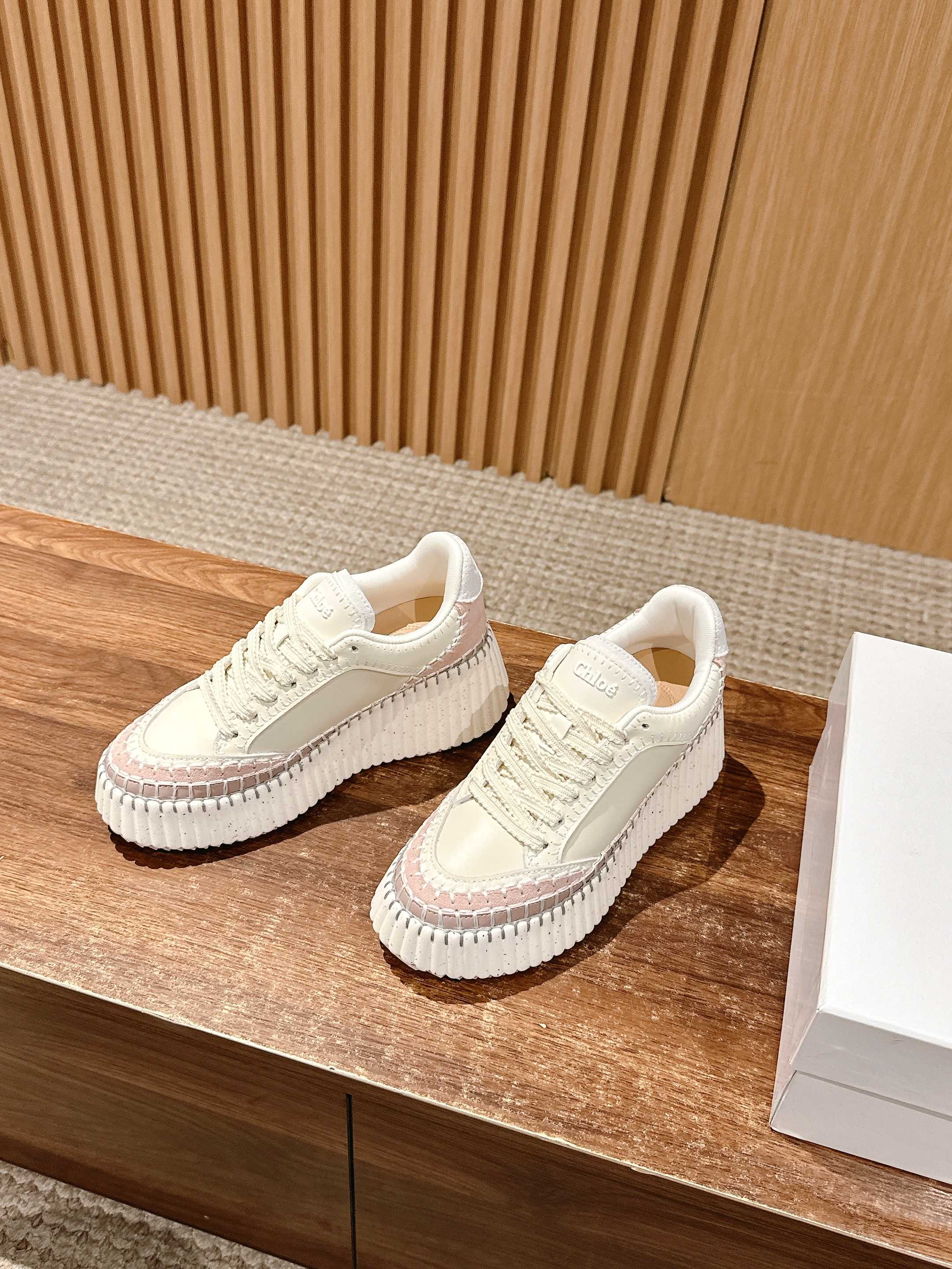 Белые кроссовки Chloe — Звездный стиль Джои Юнг, Сун И и Виктории Сон — Розовый