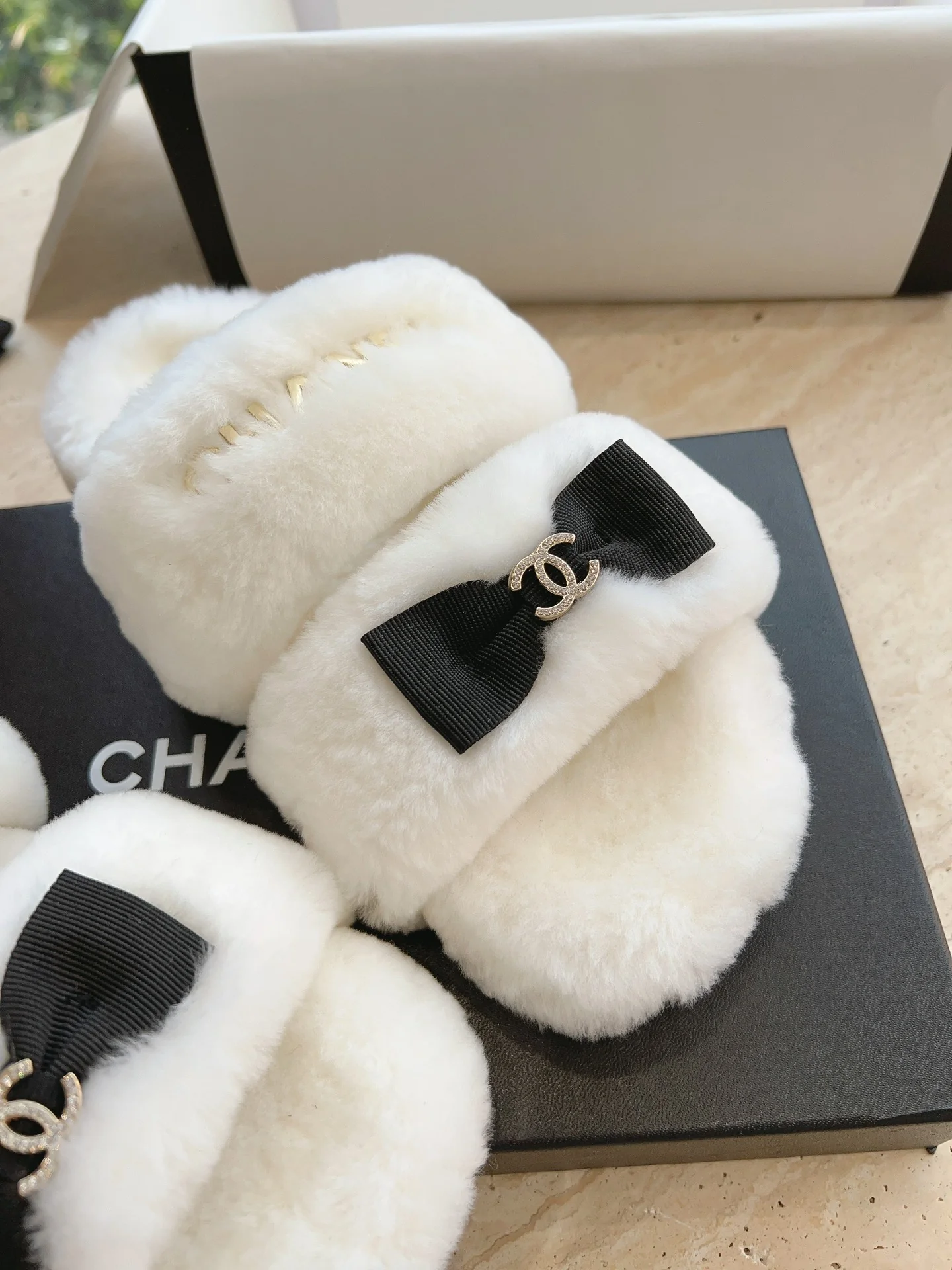 Новинка 2023 года от Chanel - Меховые тапочки - Белые с бантом