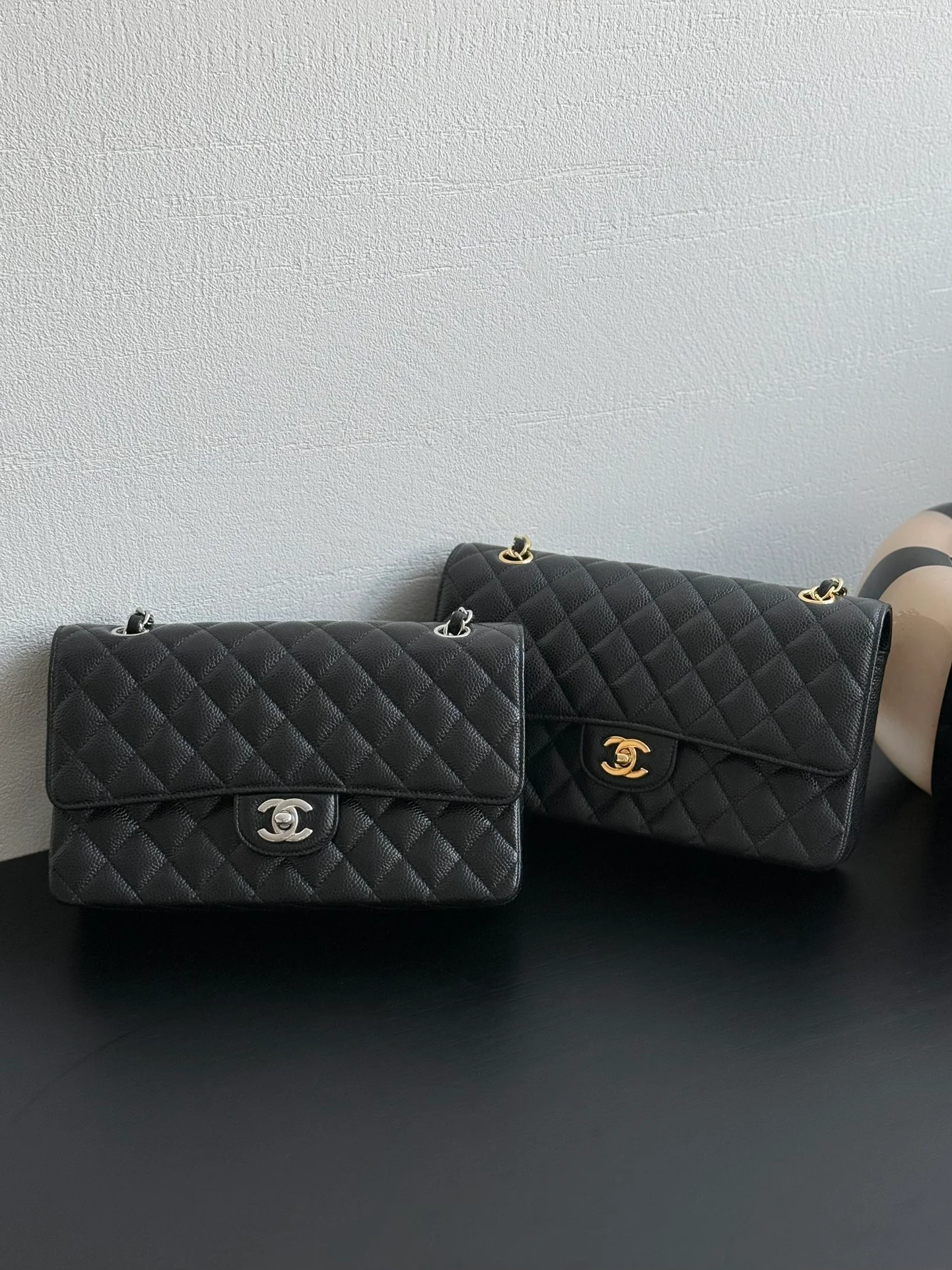 Сумка Chanel CF25 из зернистой кожи с серебристой фурнитурой и цепочкой — черная.