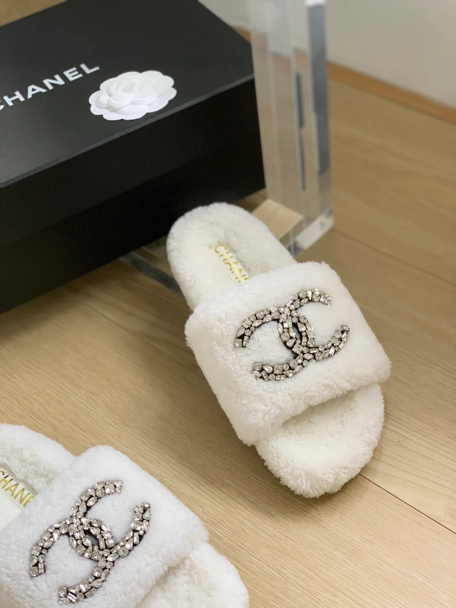 Новинка сезона осень/зима 2023 от Chanel - Домашние тапочки из овечьей шерсти с резиновой подошвой - Белые