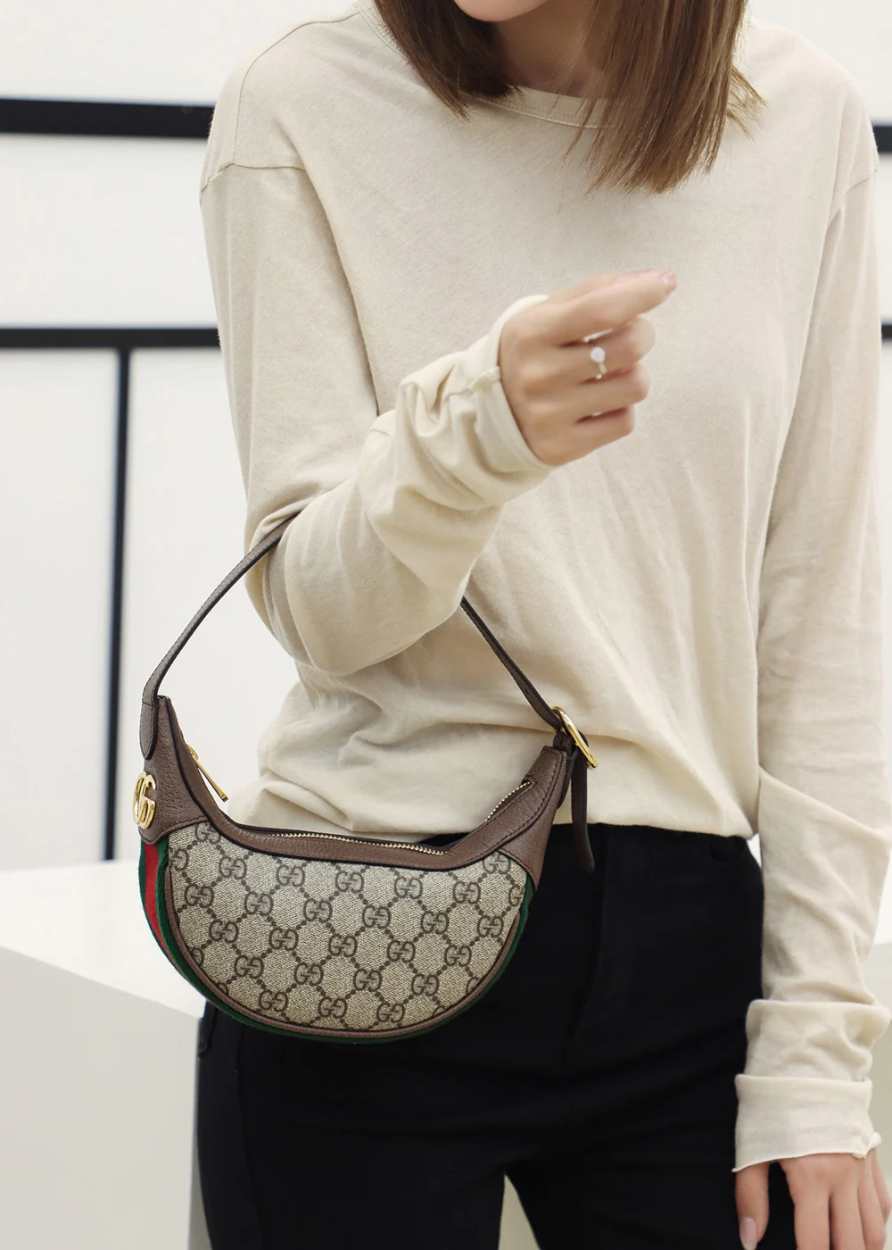 Сумка-подмышка из коллекции Gucci Ophidia