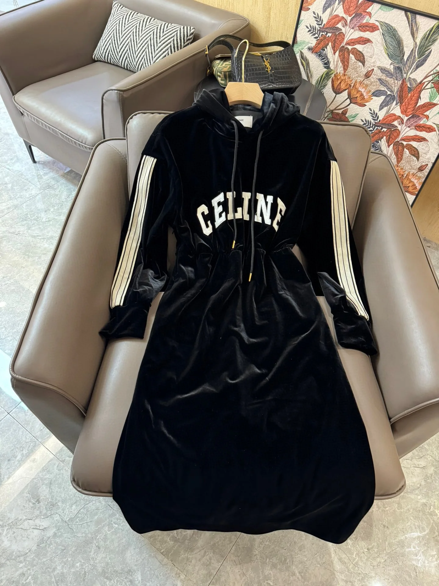 Celine - 2403 - 24ss Новое бархатное платье с длинными рукавами