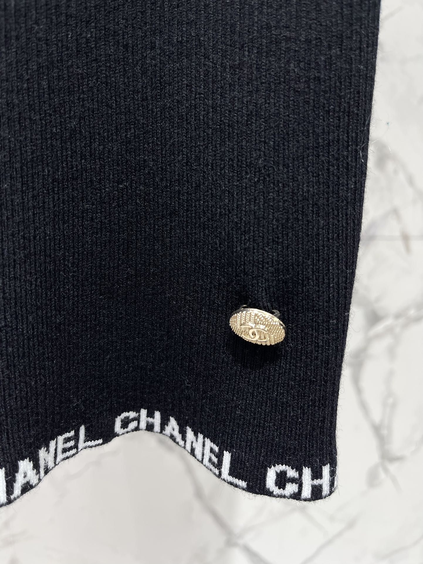 Chanel 2403-24 Летняя новая модель, металлическая пряжка, вышивка букв, шикарная повседневная вязаная майка - черная