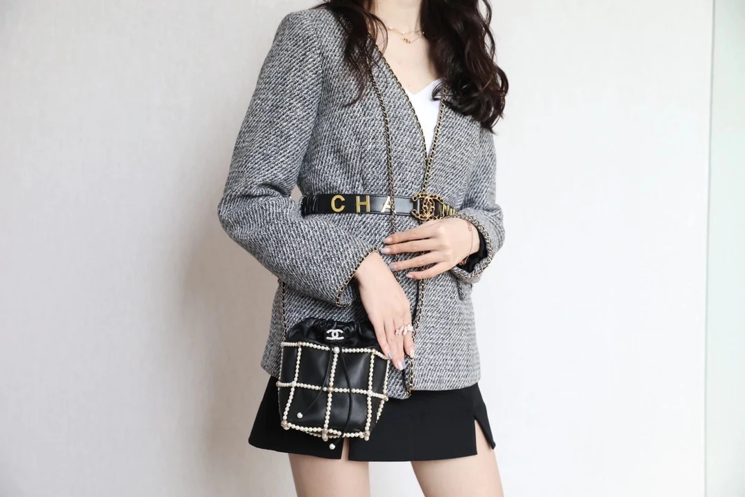 Сумка-ведро Chanel с жемчужным декором на завязках