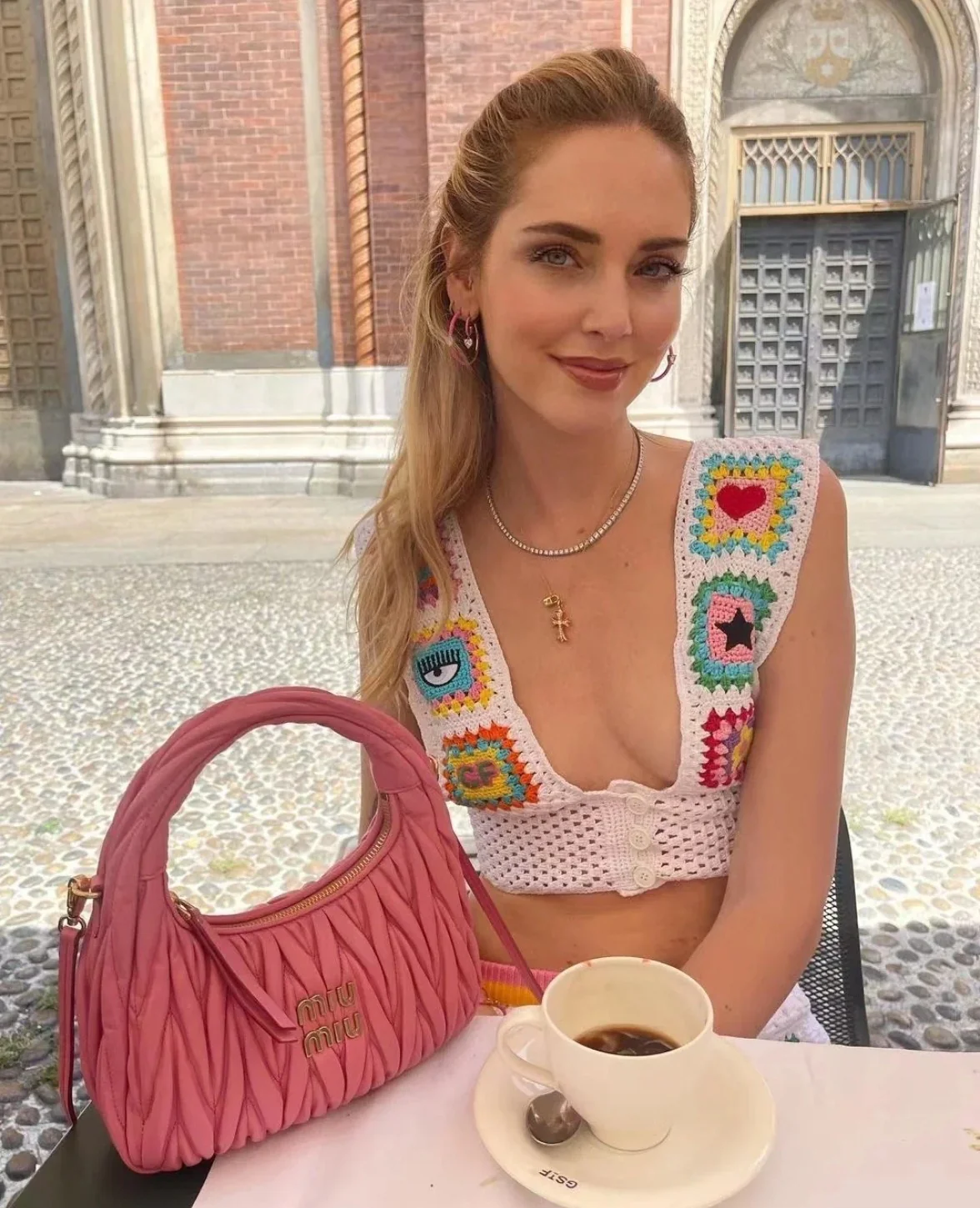 Сумка Miu Miu Wander — подборка фотографий, демонстрирующих людей, носящих её.