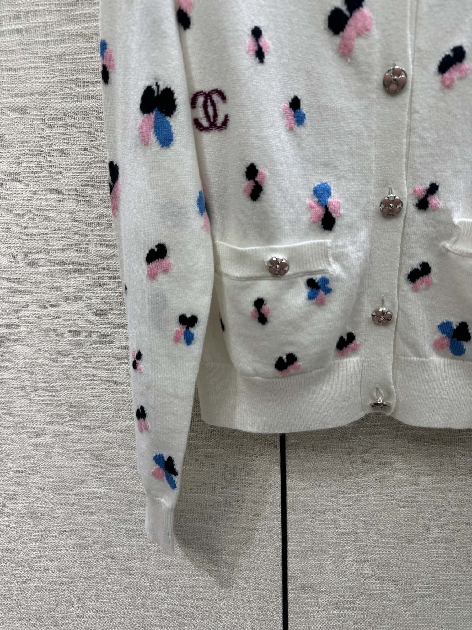 Вязаный кардиган Chanel 2403 ?Четырехлистный клевер? — белый.