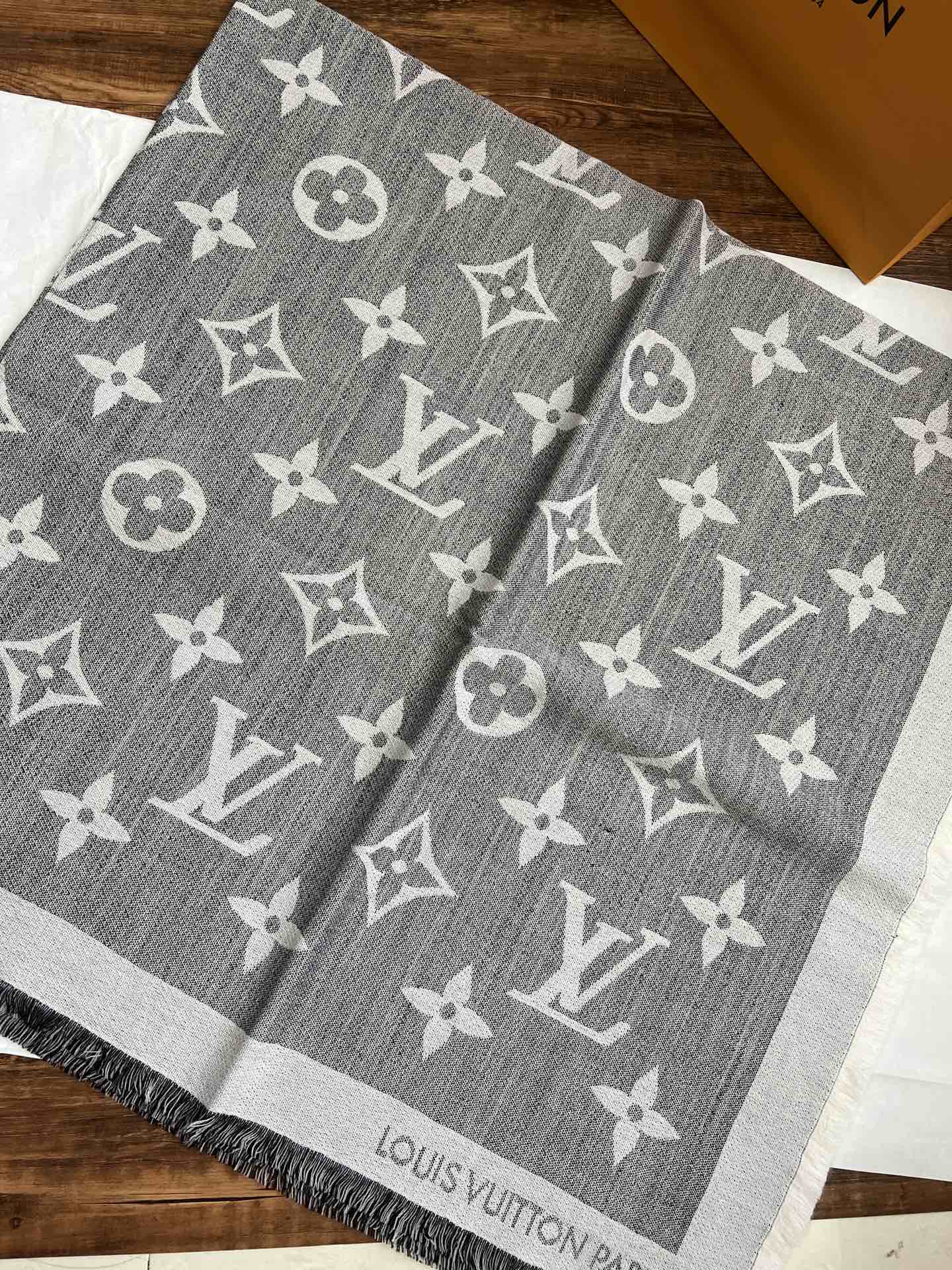 Шарф с монограммой LV - 140 см - 70 см - кашемир 30 см - шелк - серый