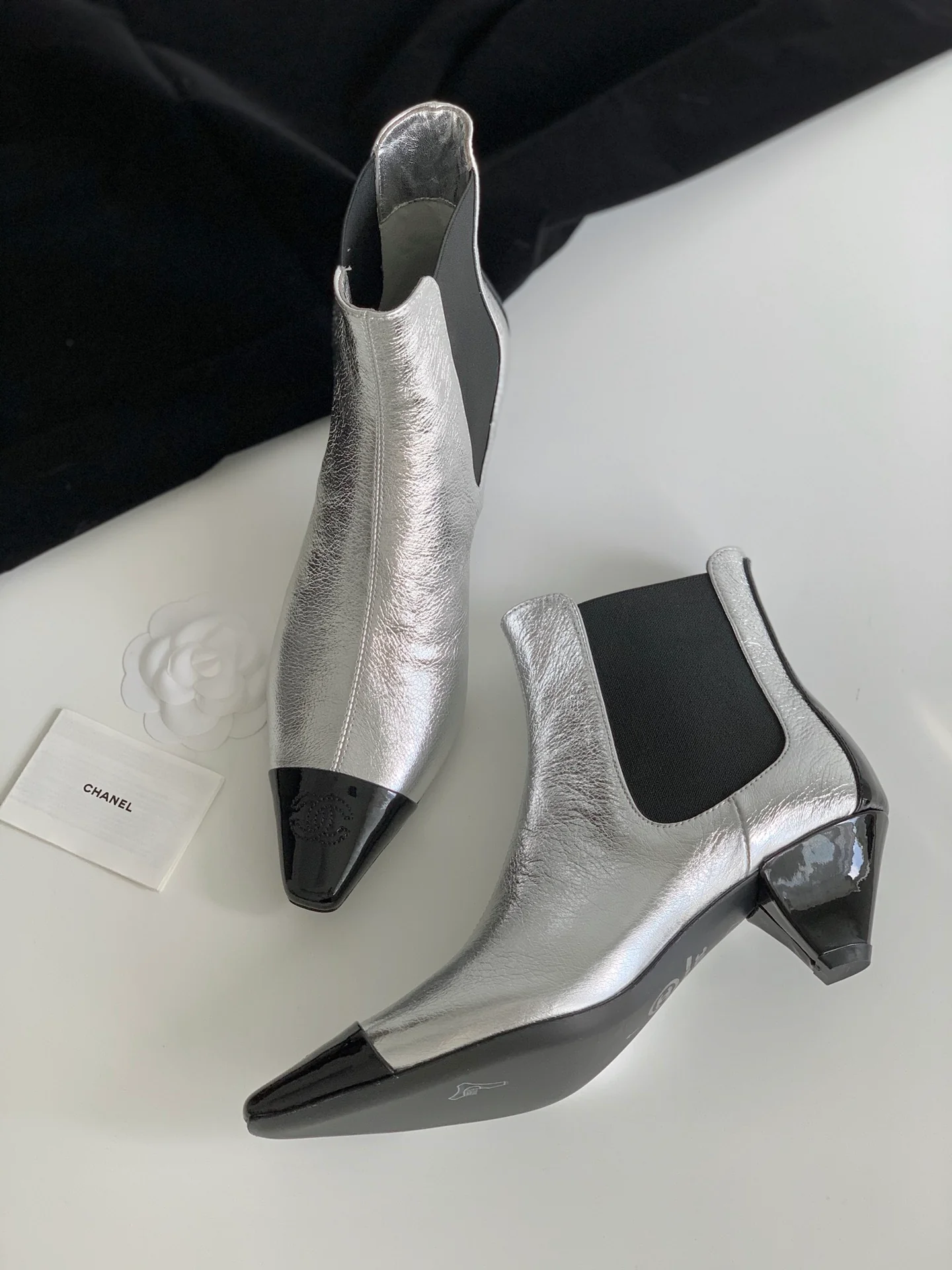 Новинка сезона осень/зима 2023 от Chanel - Ботильоны из овечьей кожи с квадратным носком и массивным каблуком - серебристые.