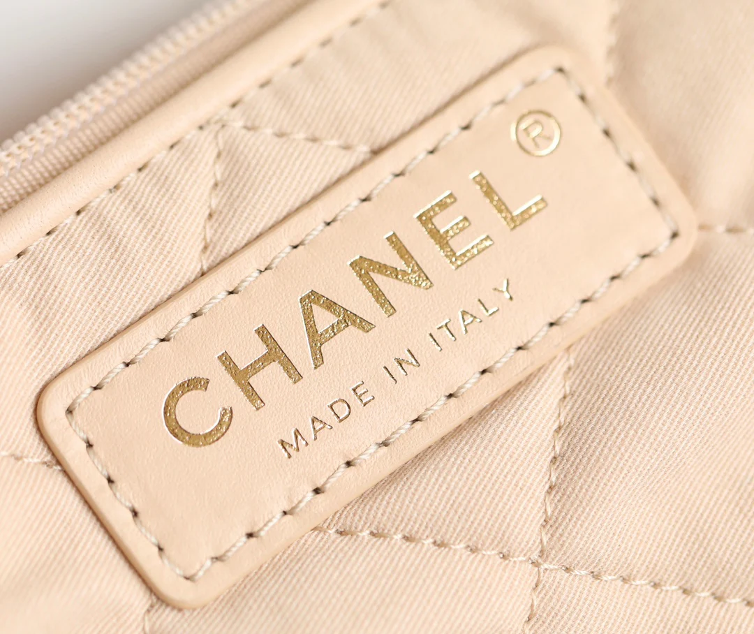 Chanel - Новый маленький рюкзак - Белый с золотой фурнитурой