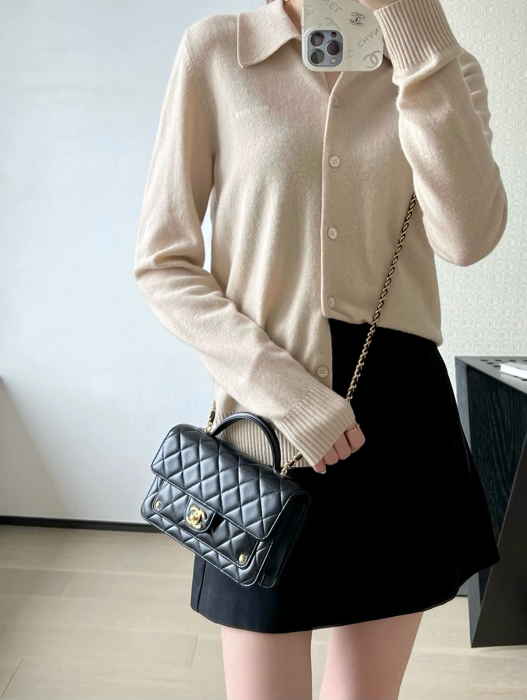 Chanel - Сумка-мессенджер с заклепками - Черная с золотой фурнитурой