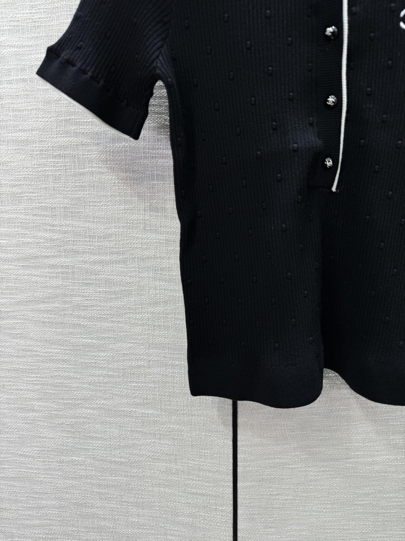 Chanel 2404 - Вязаный топ с короткими рукавами и круглым вырезом, частично открытый - Черный