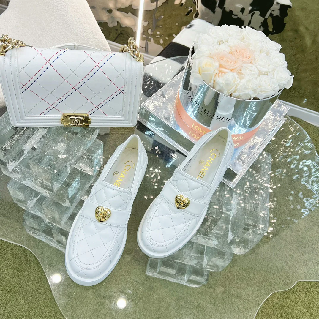 Новинка 2023 года от Chanel - Кожаные лоферы в форме сердца - Белые