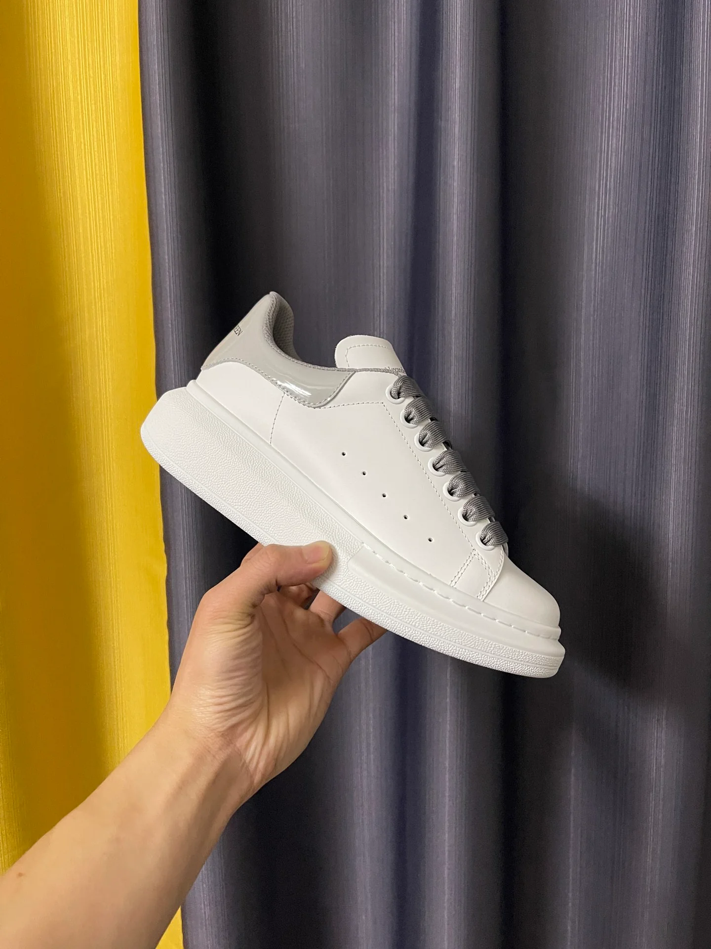 Классические белые кроссовки McQueen - унисекс - на каблуке из серой лакированной кожи