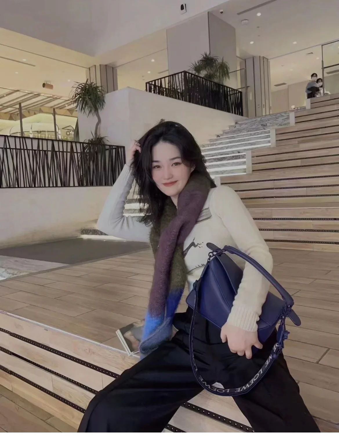 Сумка Loewe Puzzle Geometric с плечевым ремнем в виде буквы — темно-синяя.