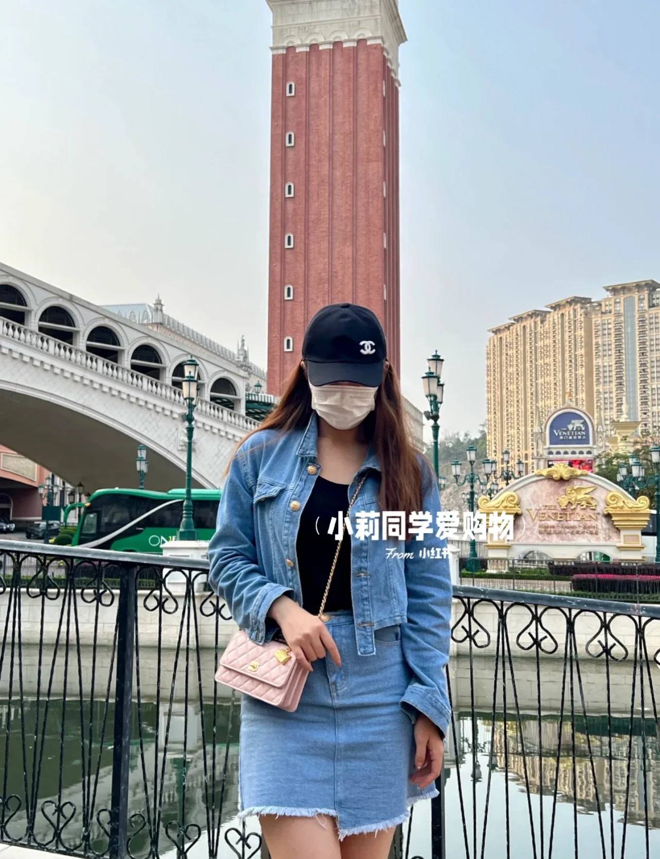 Коллекция Chanel Весна/Лето 2023 - Подвесной телефон-гармошка - WOC - Кожа с зернистой текстурой 