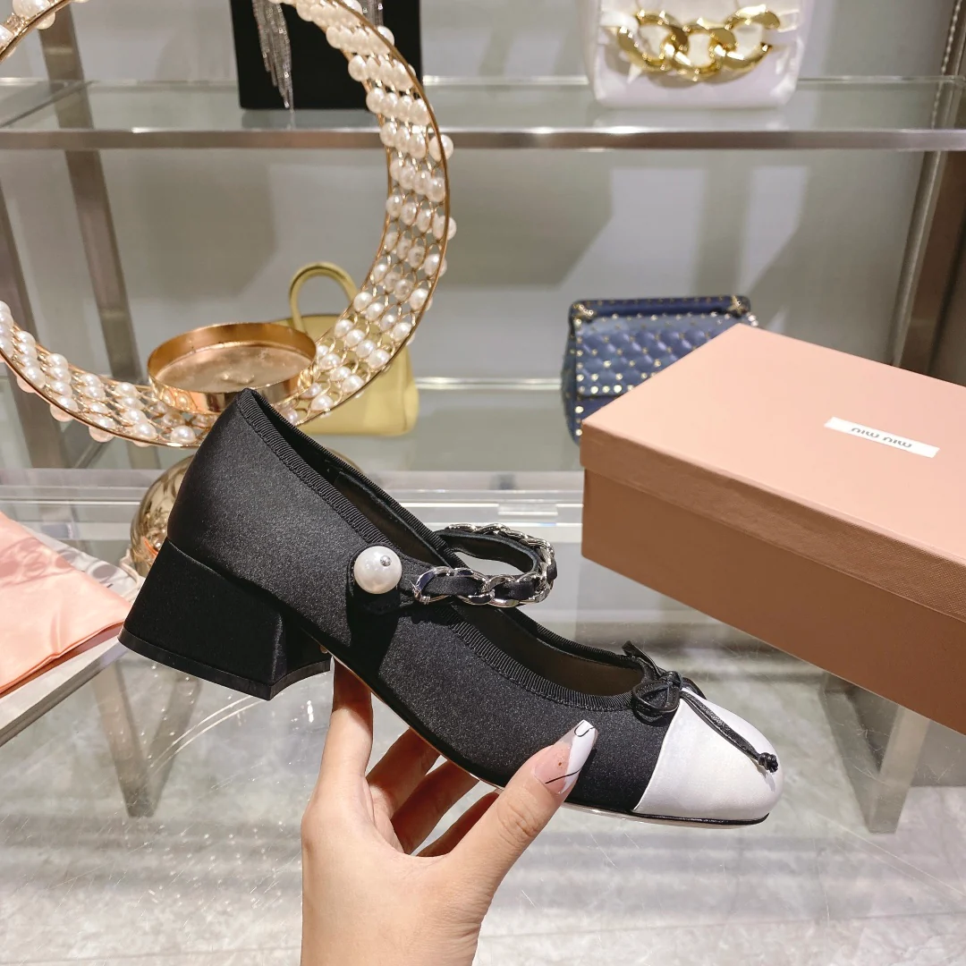 Весенняя коллекция Miu Miu 2023 - Шелковые туфли на низком каблуке с квадратным носком - Черные