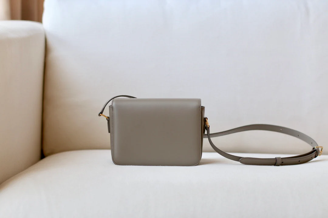 Сумка Celine Teen Triomphe из глянцевой телячьей кожи цвета гальки.