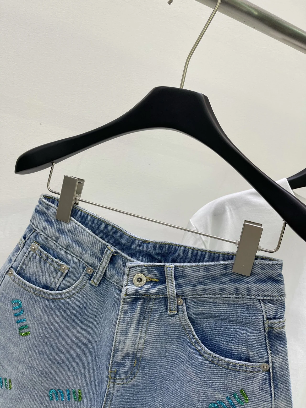 Miu Miu-2404 - Светло-голубые джинсовые шорты с золотой надписью