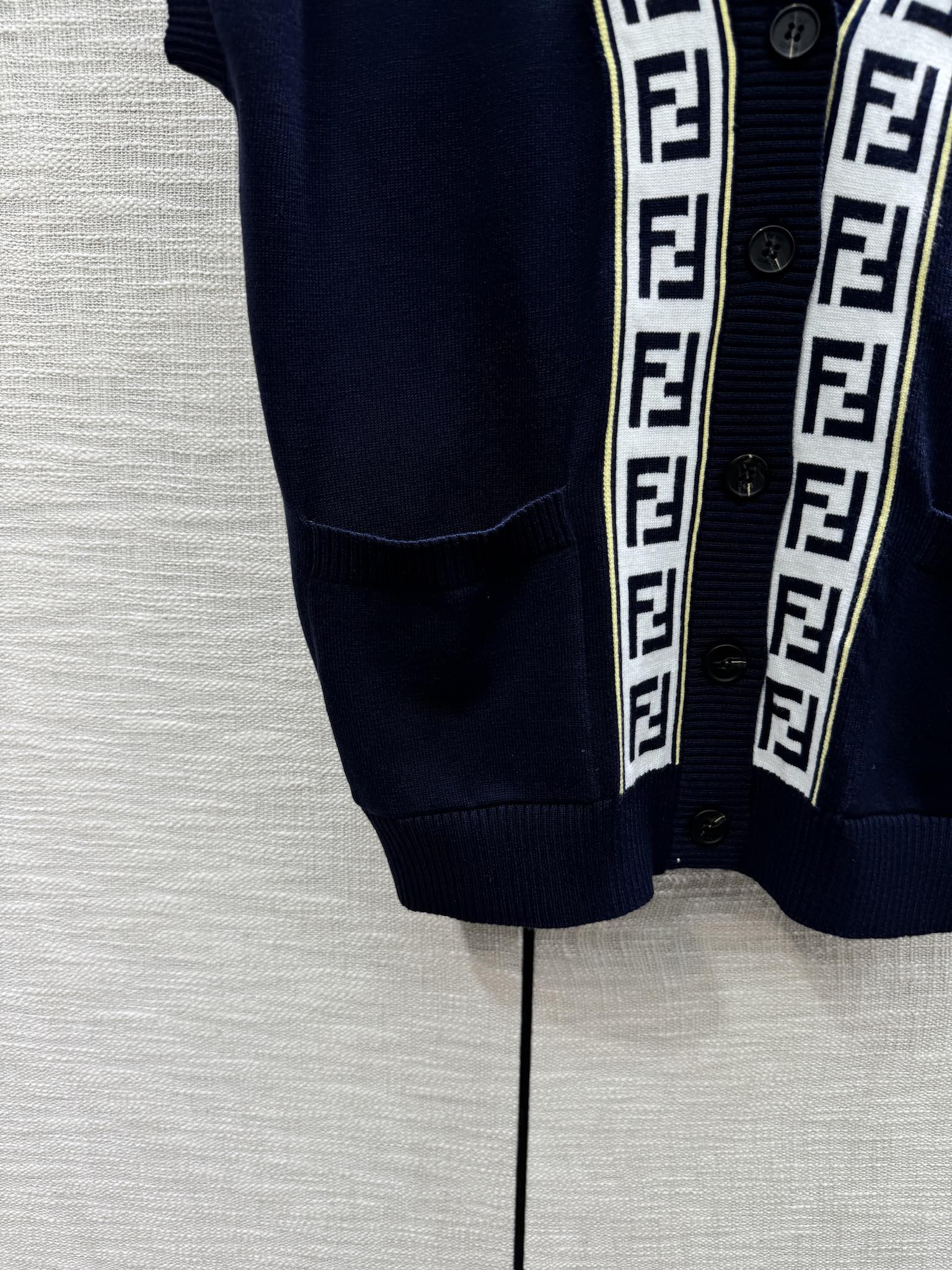 Fendi-2403-Двубортный вязаный жилет с V-образным вырезом и буквенным рисунком