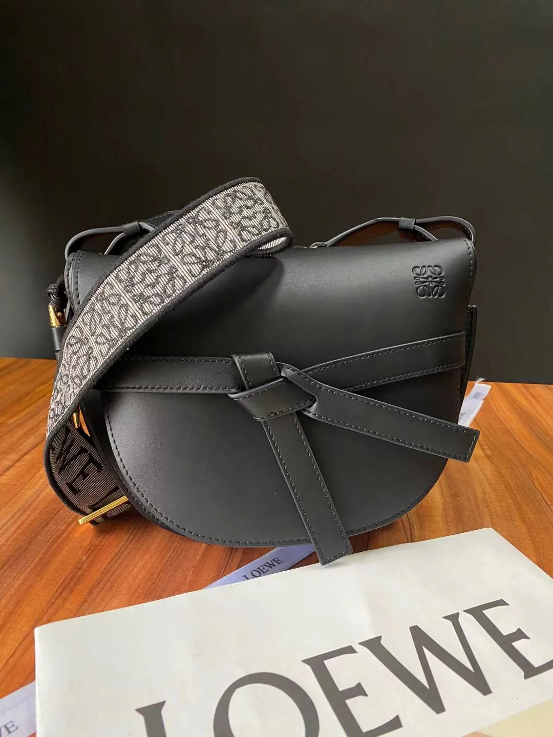 Сумка-седло Loewe-gate Letter с широким плечевым ремнем - маленькая - 1