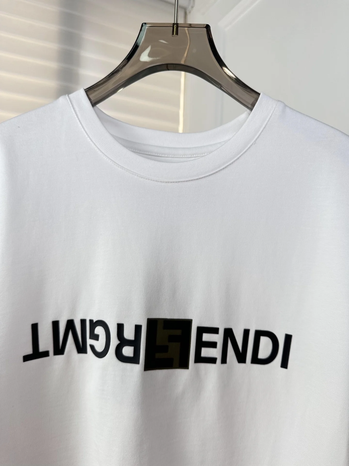 Fendi-2403-24ss Новинка ранней весны. Футболка с коротким рукавом, созданная в рамках коллаборации Fendi. Лимитированная коллаборация Fendi-X-Fujiwara x-Pokem.