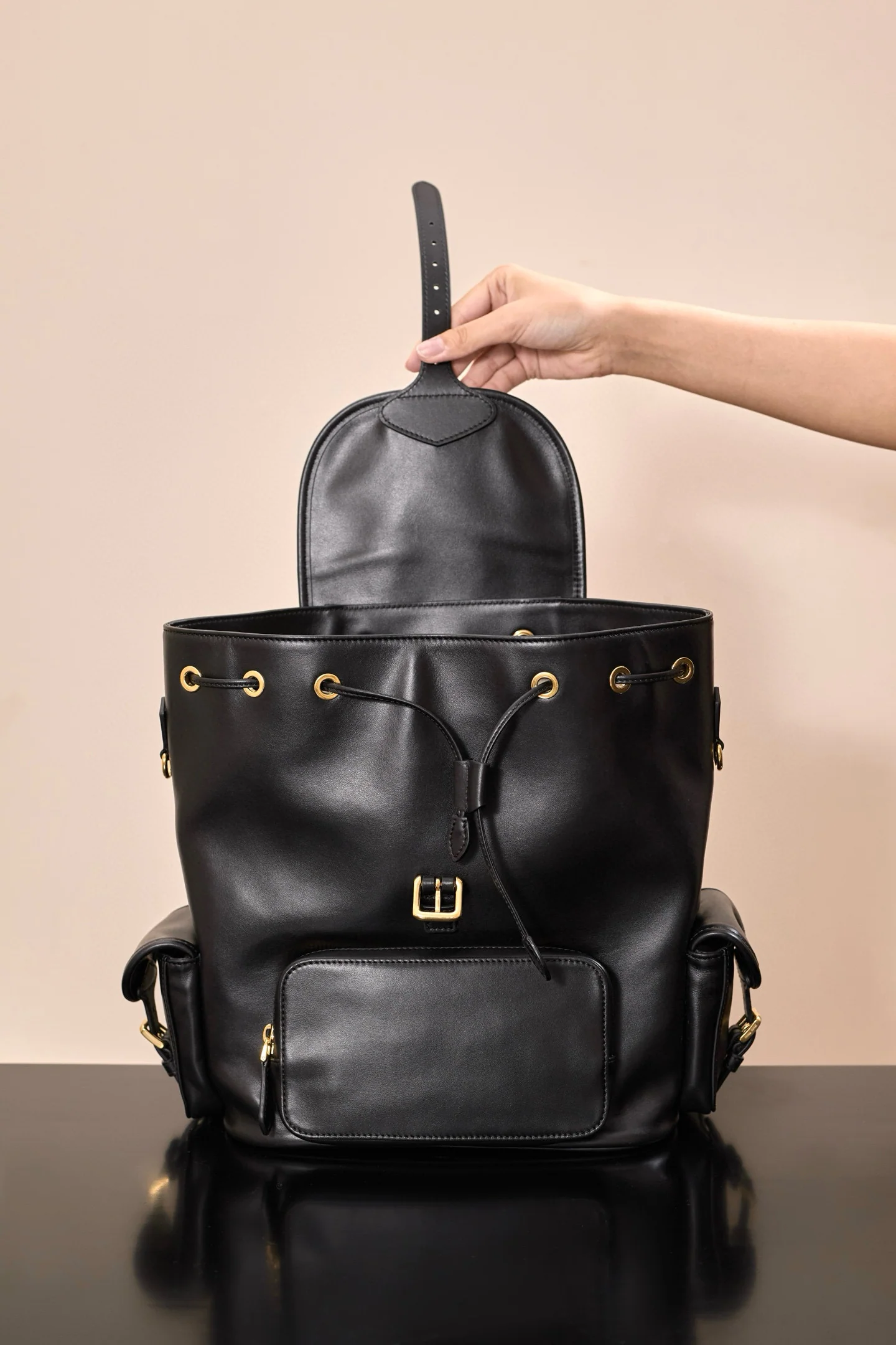 Рюкзак Miu Miu-5bz042m1880 из черной кожи.